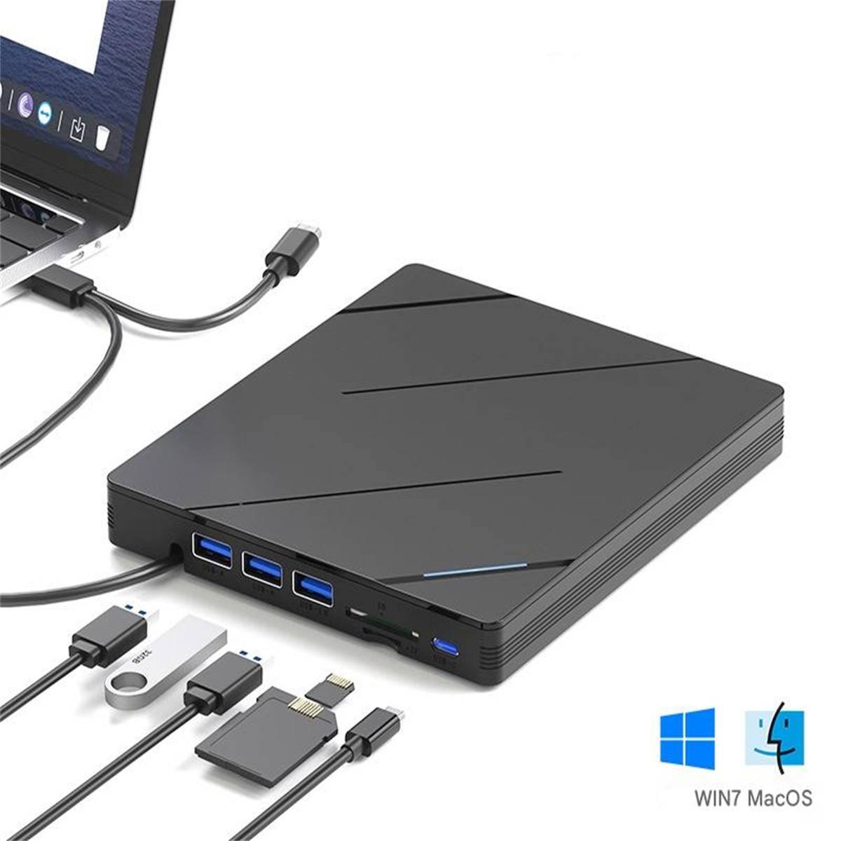 Ein schwarzer Hub mit Anschlüssen und USB-Geräten, die daran angeschlossen sind. Der Hub ist mit einem Laptop verbunden.