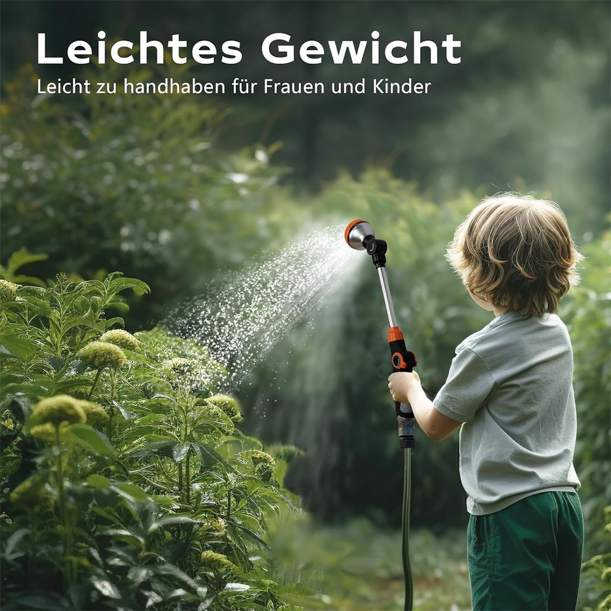 Ein Junge benutzt einen Gartenschlauch mit Sprühdüse, um Pflanzen zu gießen. Die Düse ist orange und silberfarben.