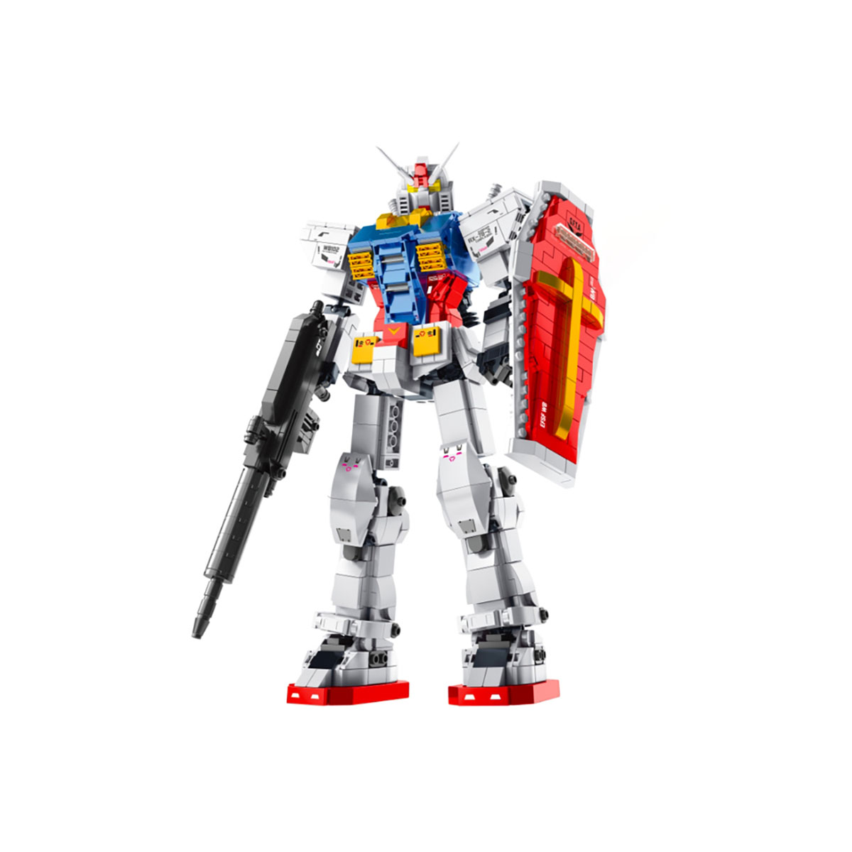 Ein Gundam-Modellbausatz, ein großer, weißer Roboter mit roten, blauen und gelben Akzenten, der ein Gewehr und einen Schild hält.