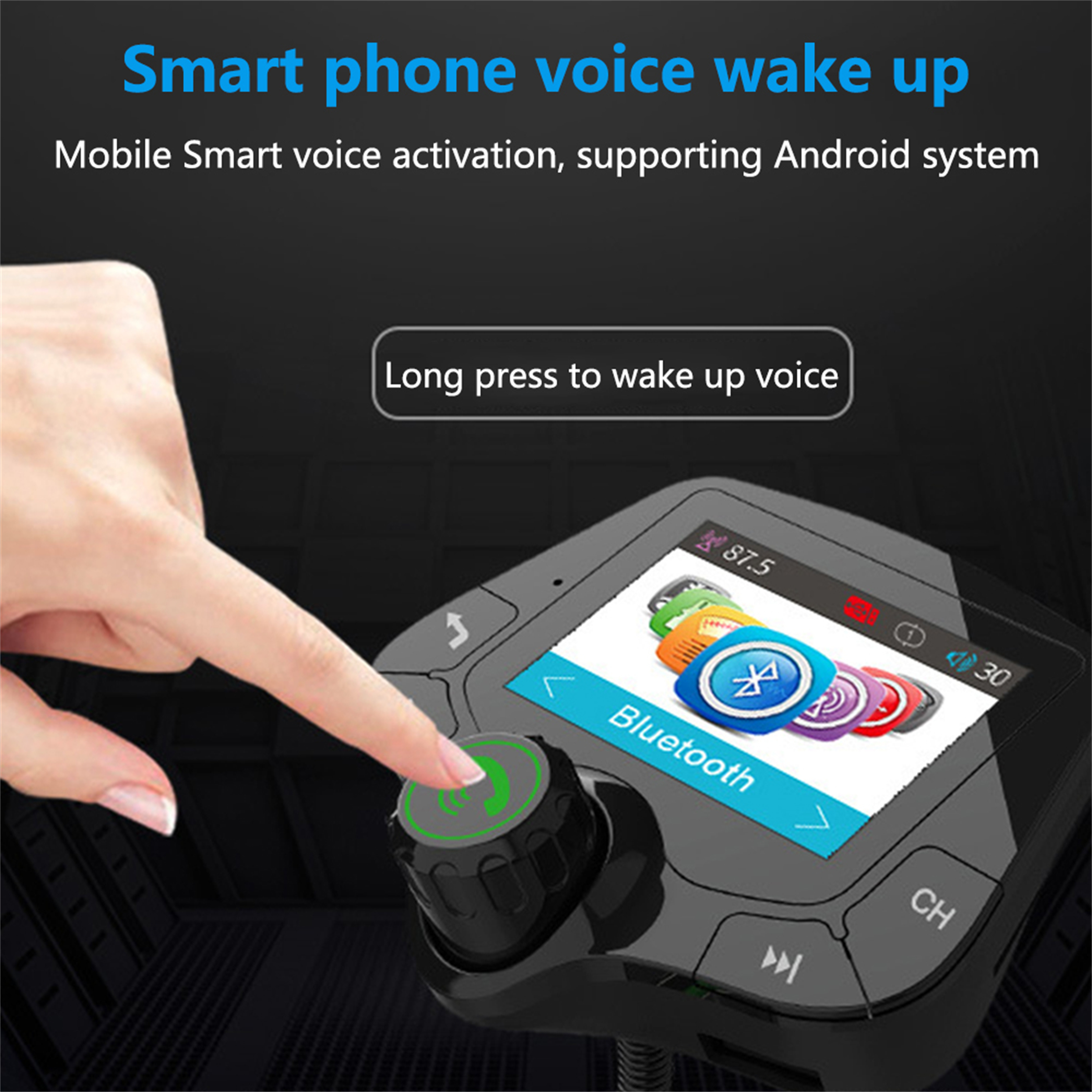 Eine Hand drückt eine Taste auf einem Bluetooth-Gerät für das Auto. Text: Sprachaktivierung des Smartphones.