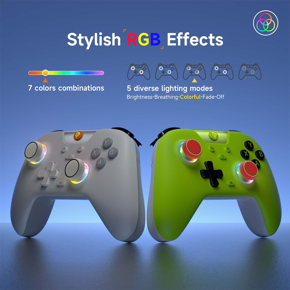 Zwei Gamecontroller, einer weiß, einer grün, mit bunten Knöpfen und Joysticks. Stilvolle RGB-Effekte.