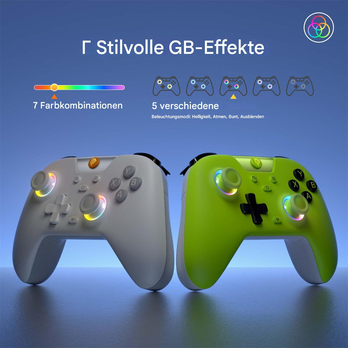 Zwei Gamecontroller, einer grau und einer grün. Beide haben beleuchtete Knöpfe und Sticks. Text beschreibt Farboptionen.