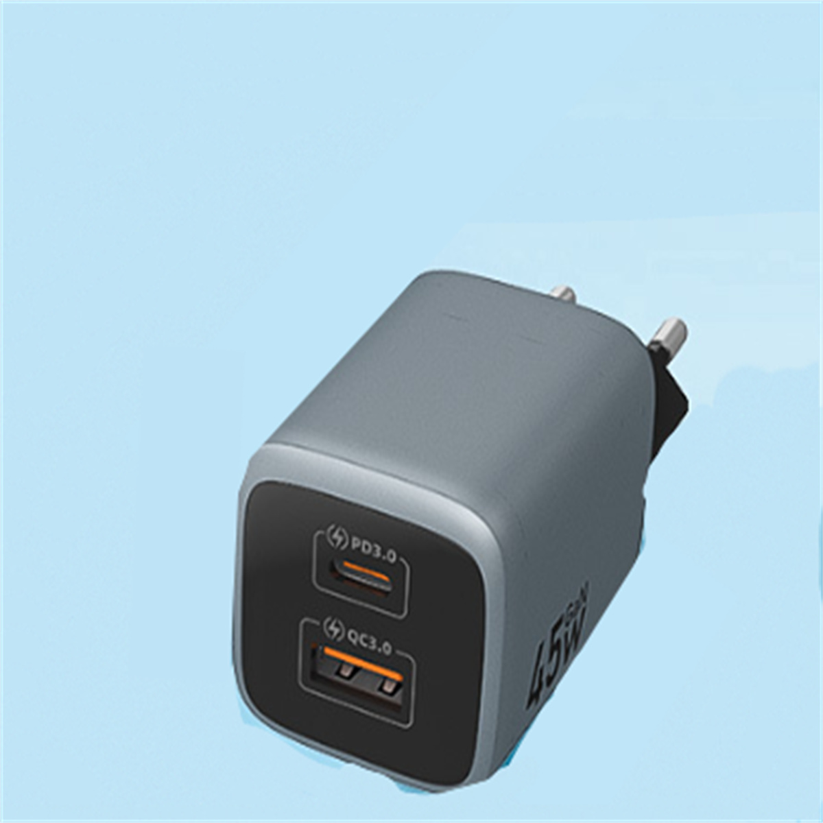 Graues Ladegerät mit zwei USB-Anschlüssen, beschriftet PD3.0 und QC3.0, auf blauem Hintergrund.