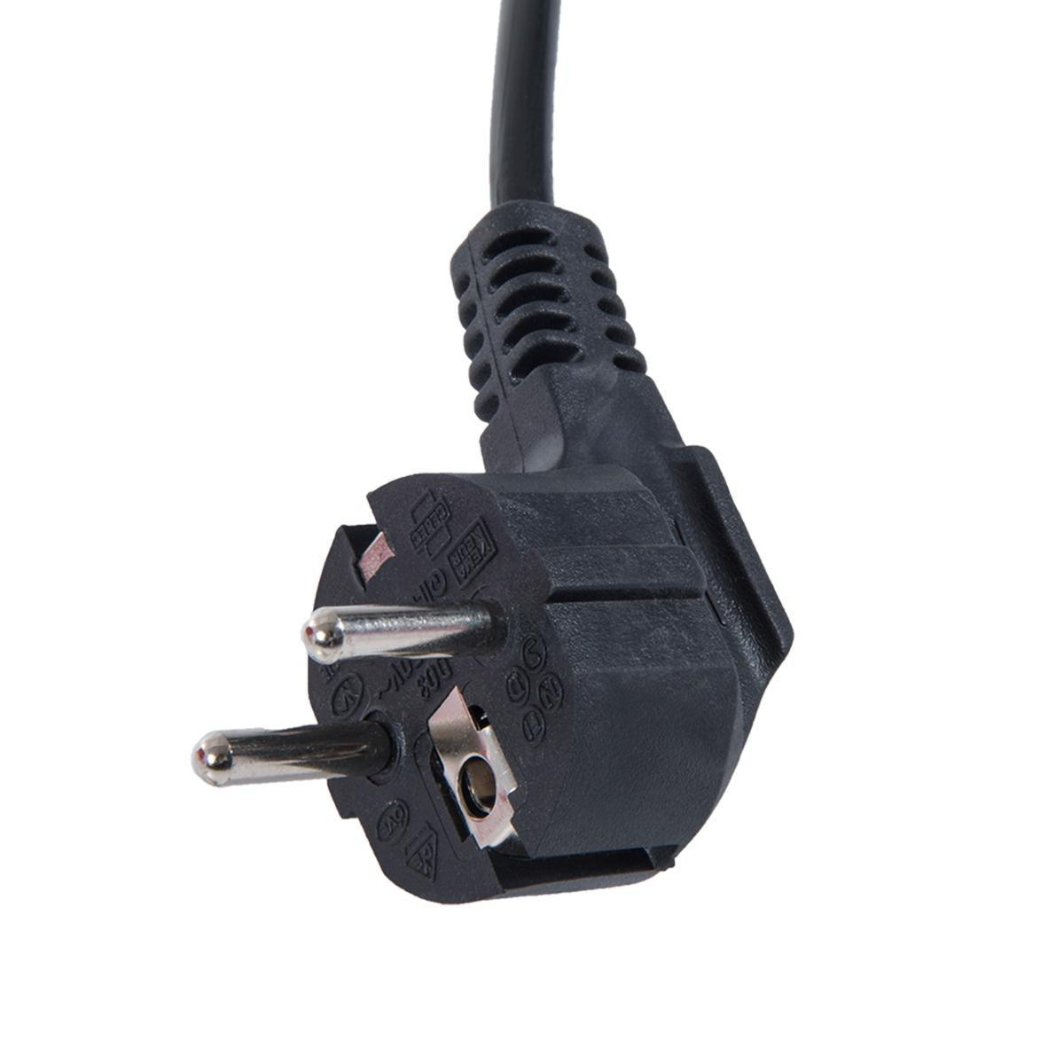 Ein schwarzer Netzstecker mit zwei Stiften, einem Erdungsstift und einem schwarzen Kabel vor weißem Hintergrund.