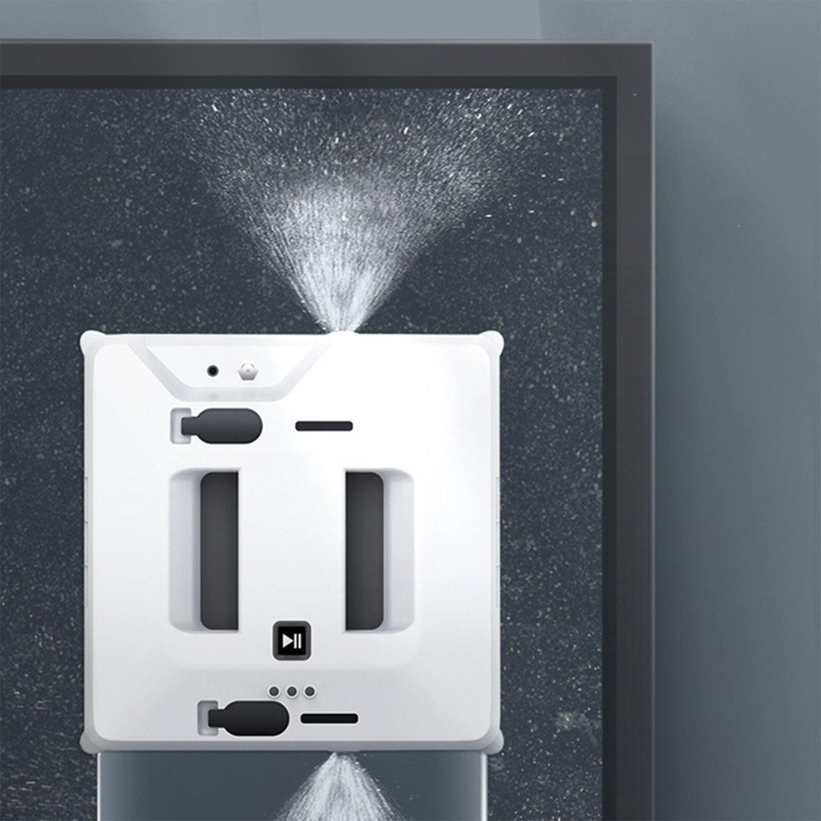Ein weißer Fensterputzer sprüht Wasser auf Glas. Es hat Knöpfe und ist vor dunklem Hintergrund mit Spray.
