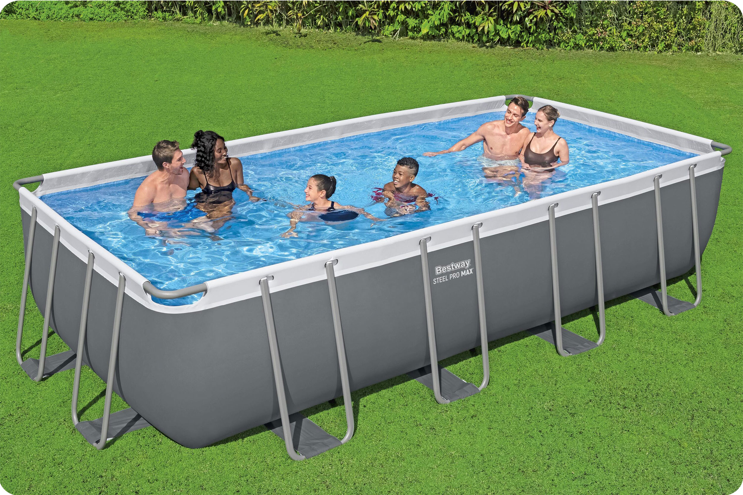 Grupa osób w prostokątnym basenie, tło z zieloną trawą.