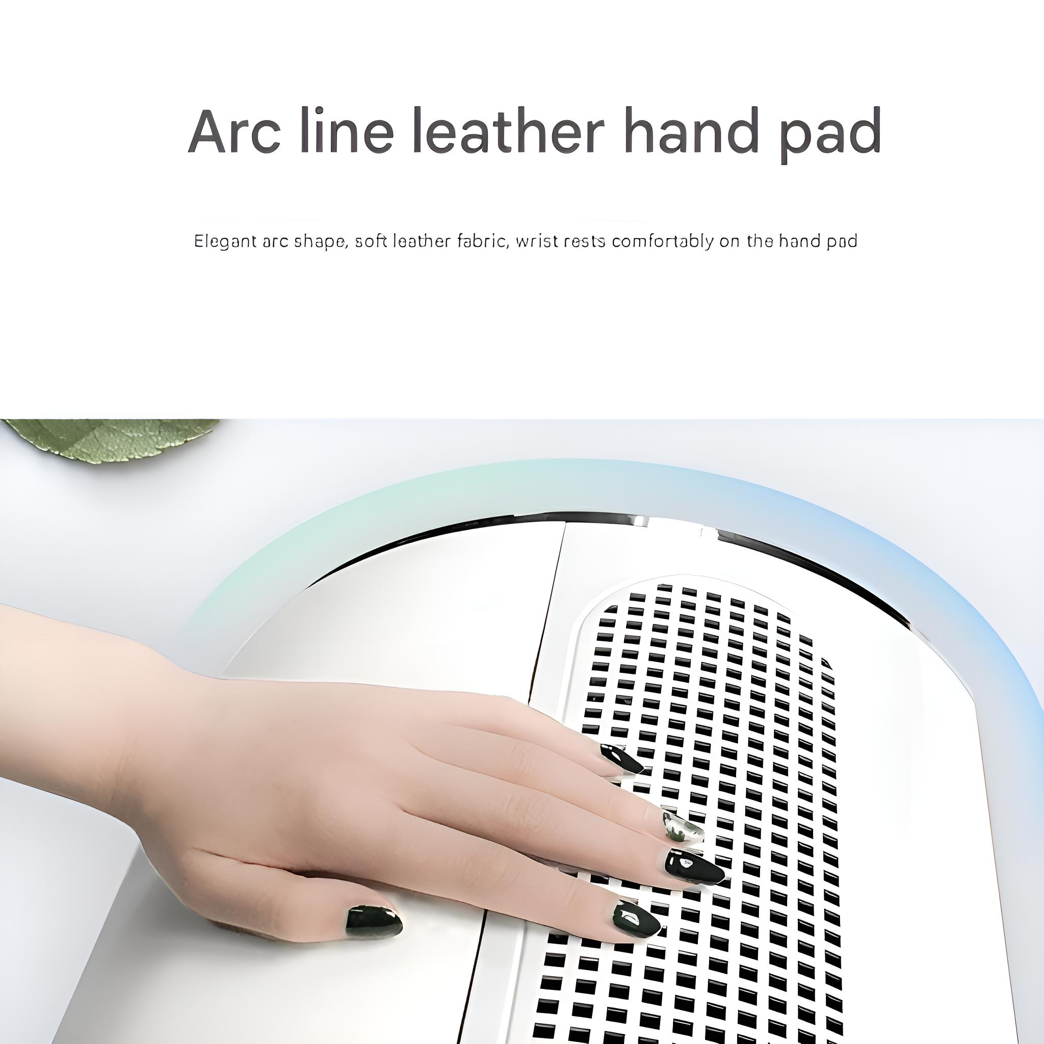 Eine Hand liegt auf einer weißen Maschine. Die Nägel sind schwarz. Die Maschine hat Löcher.