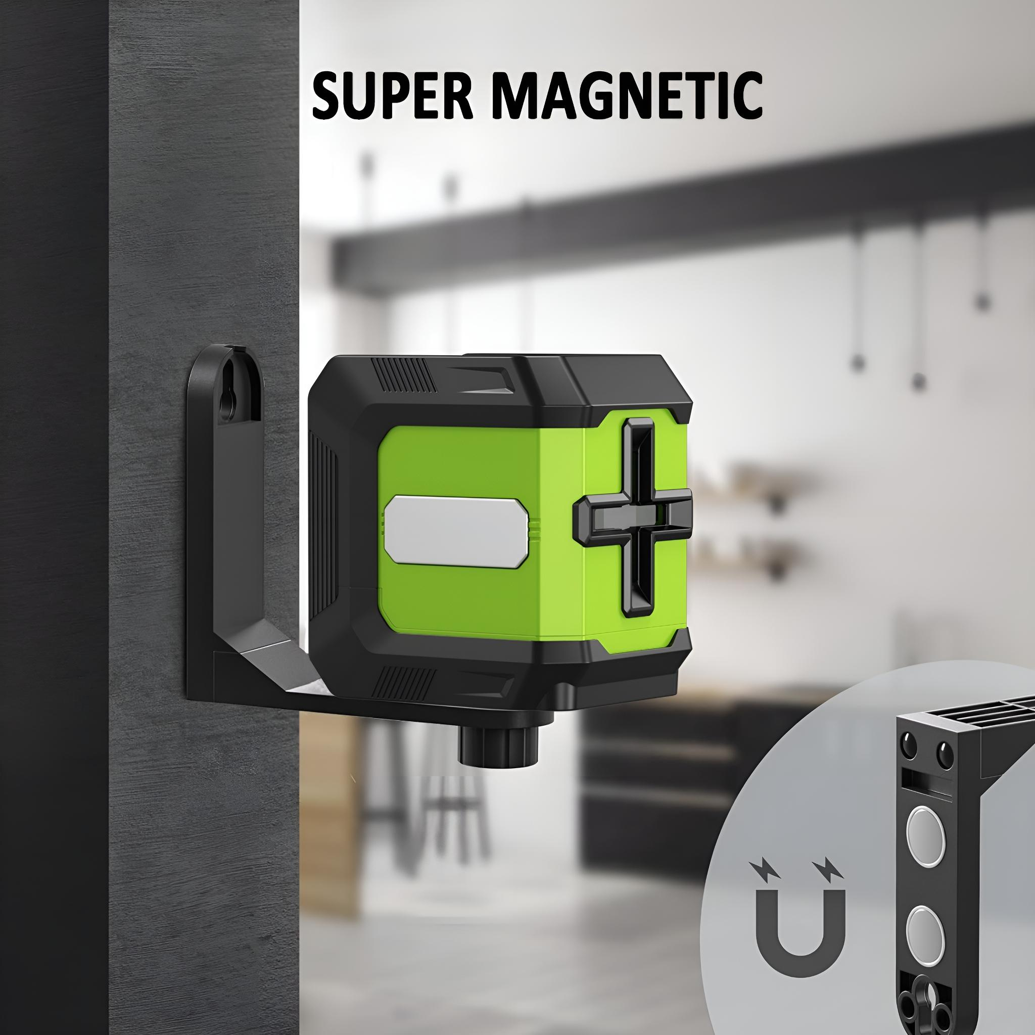 Grüner Laserpegel mit schwarzer Halterung an einer Wand befestigt, Magnet-Symbol.