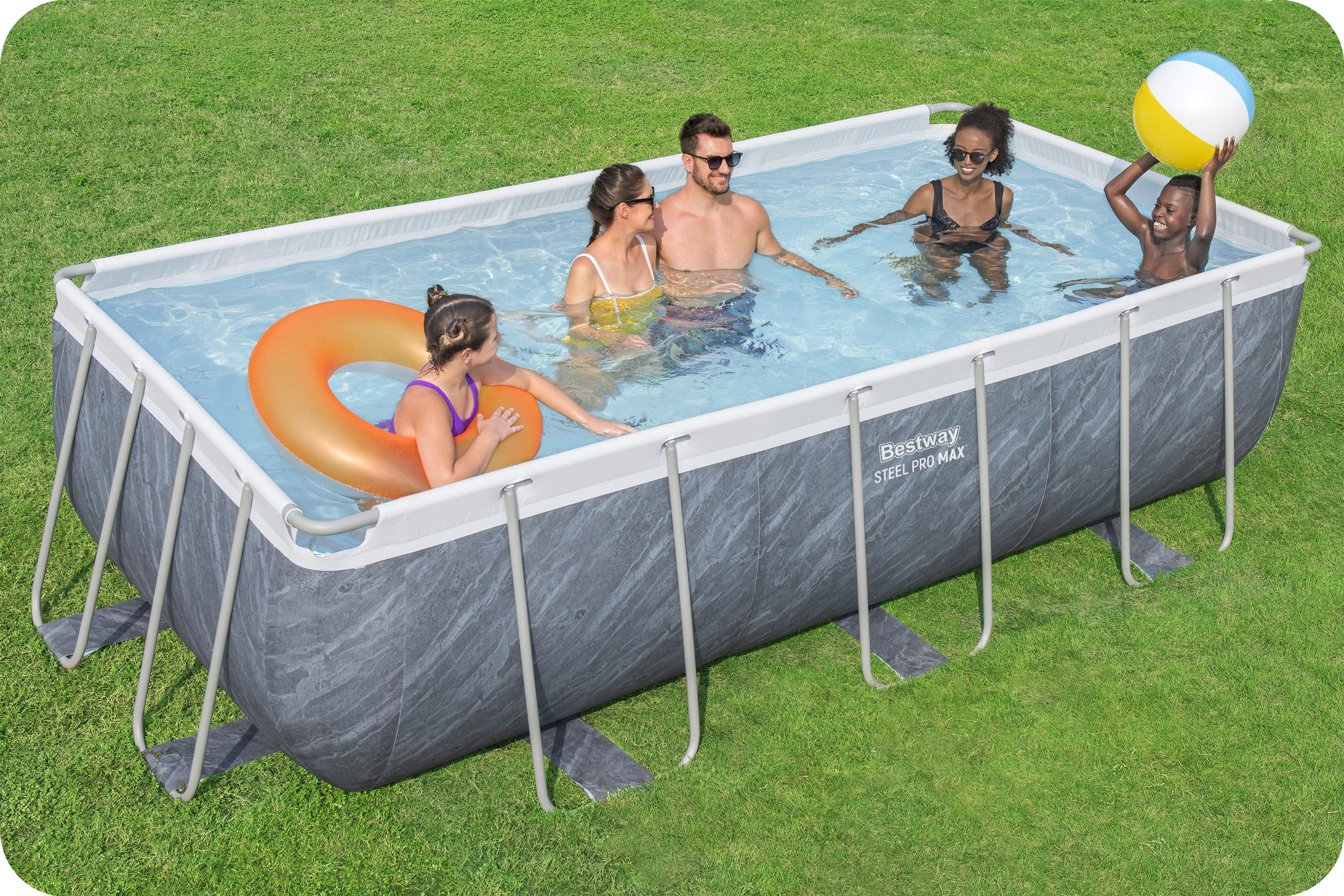 Ludzie w basenie z dmuchanym kołem i dziecko z piłką. Basen na trawniku.