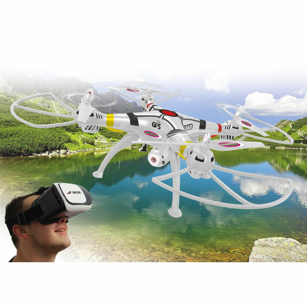 Eine Drohne, die über einem See mit Bergen im Hintergrund fliegt. Ein Mann mit VR-Brille ist im Vordergrund.