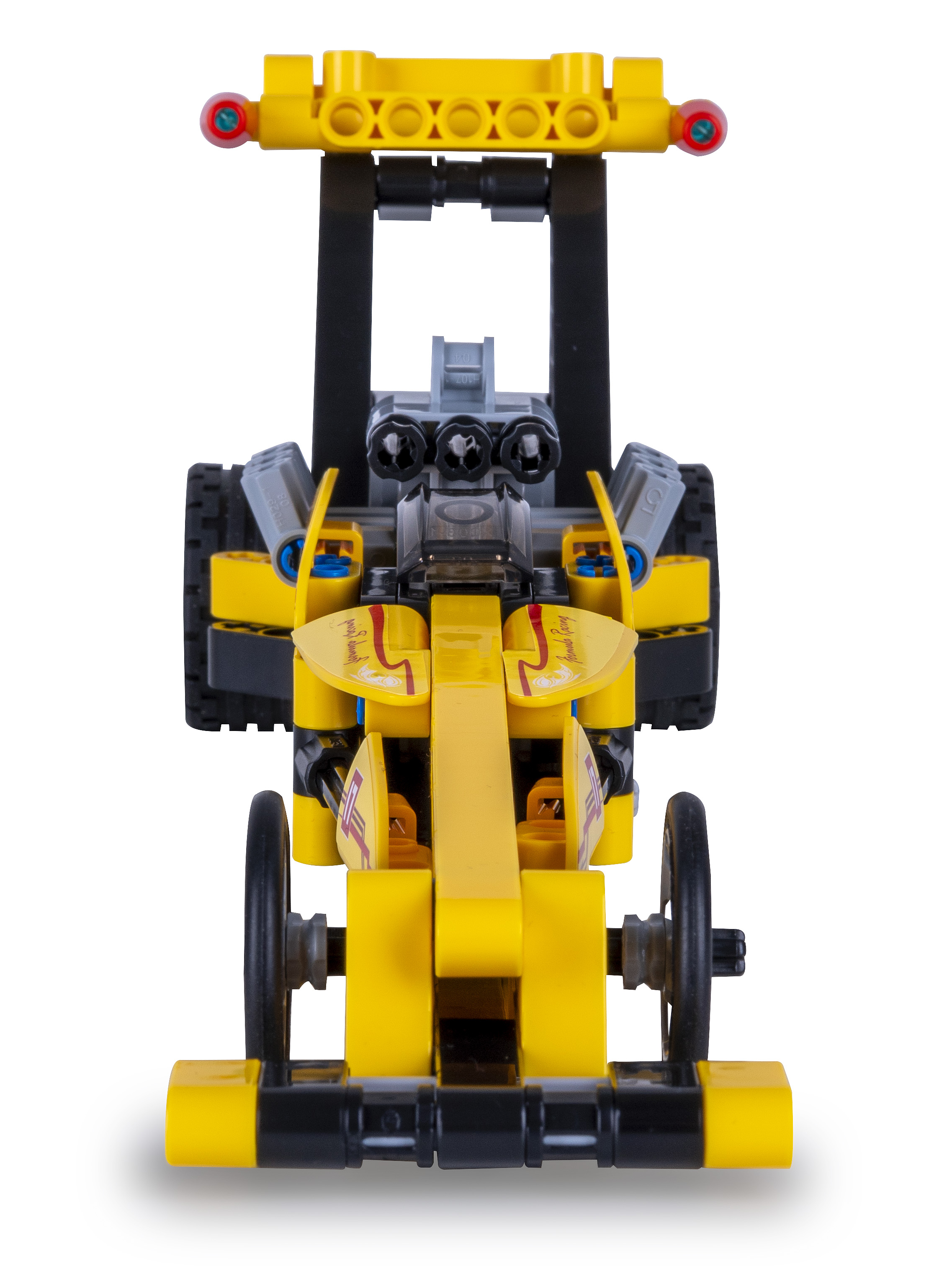 Ein gelbes Spielzeugauto aus Plastikbausteinen, mit schwarzen Akzenten und klarer Windschutzscheibe.