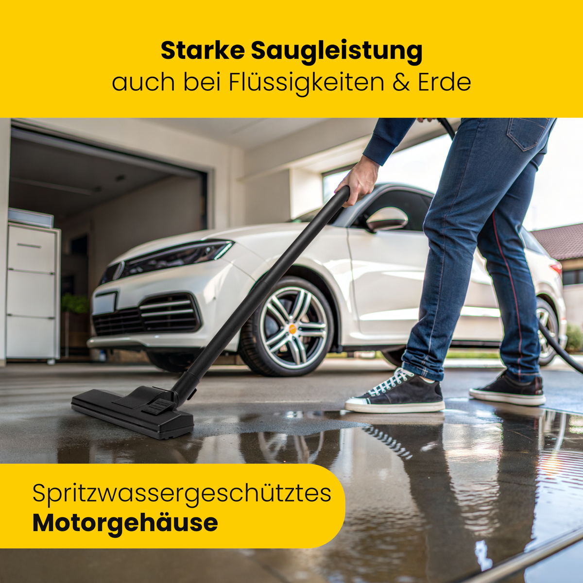 Eine Person saugt Wasser von einem nassen Boden neben einem weißen Auto ab. Schwarzer Staubsauger.