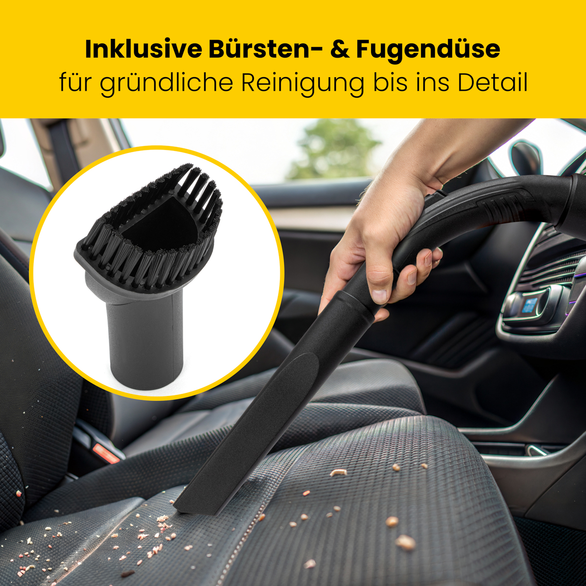 Hand hält einen Staubsaugeraufsatz für das Auto, Nahaufnahme von Bürste und Fugendüse.