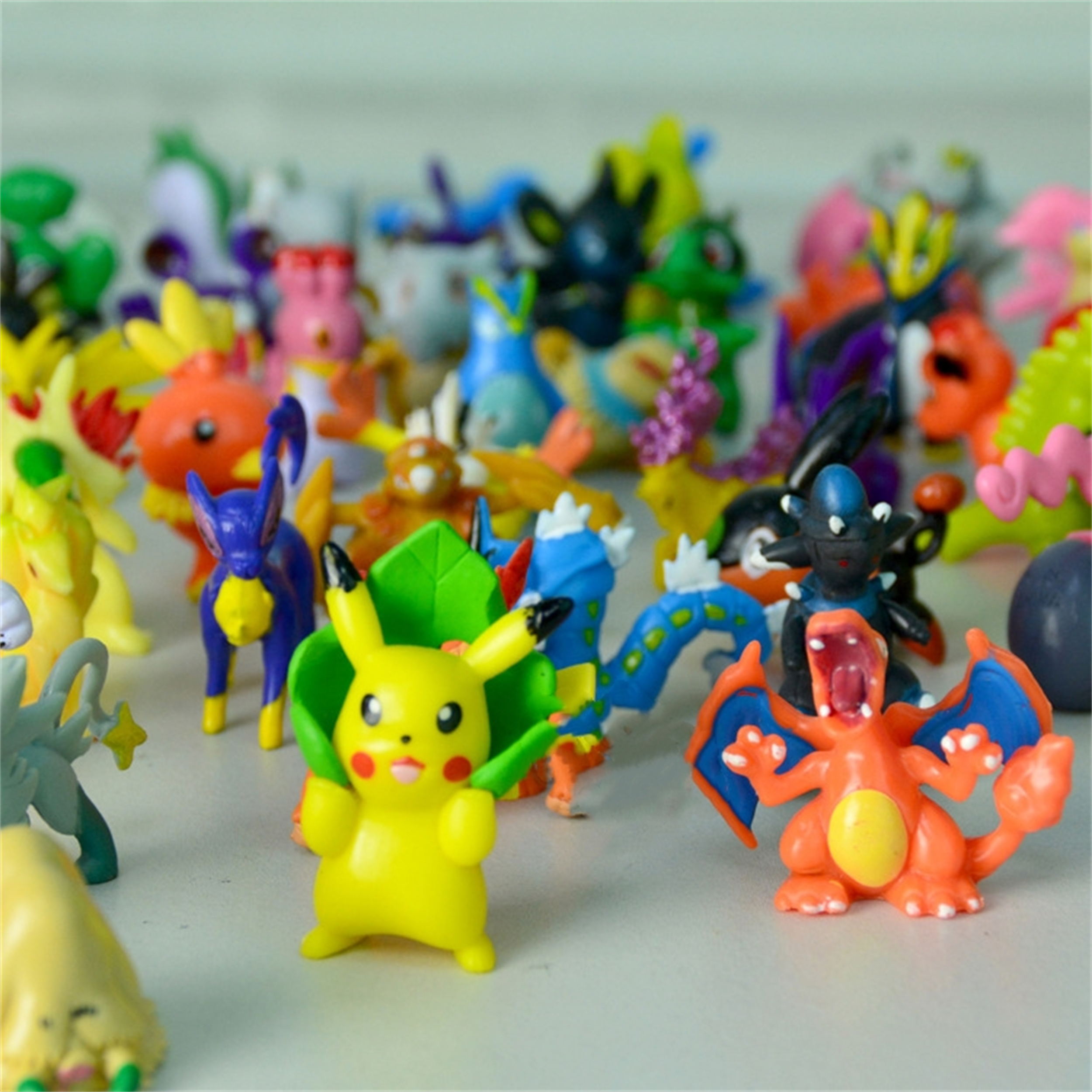 Eine Sammlung von Pokémon-Figuren. Ein Pikachu steht im Mittelpunkt, umgeben von verschiedenen anderen Charakteren.