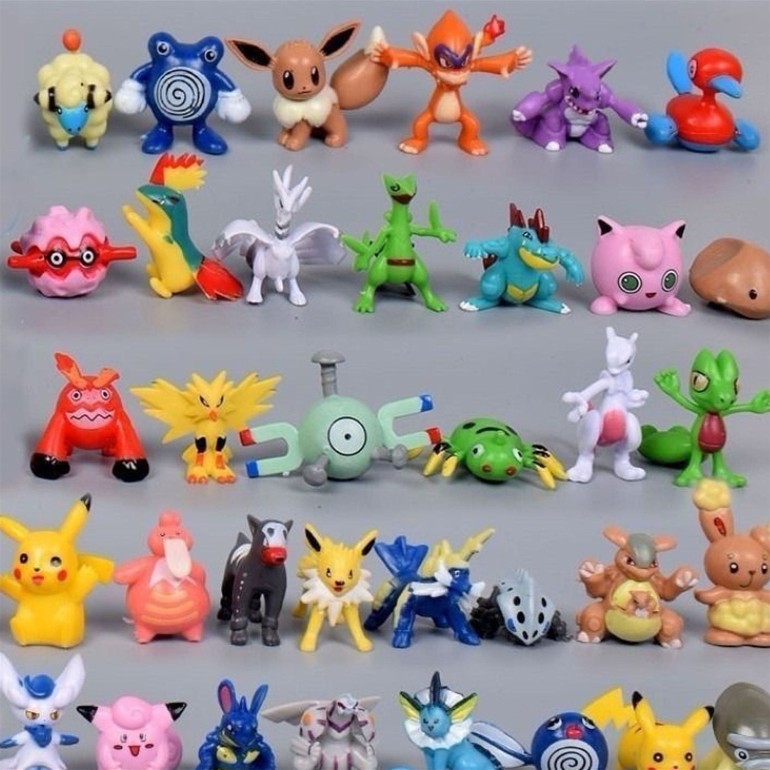 Eine Vielzahl von Pokémon-Figuren werden gezeigt. Pikachu, Evoli und andere Charaktere sind sichtbar.