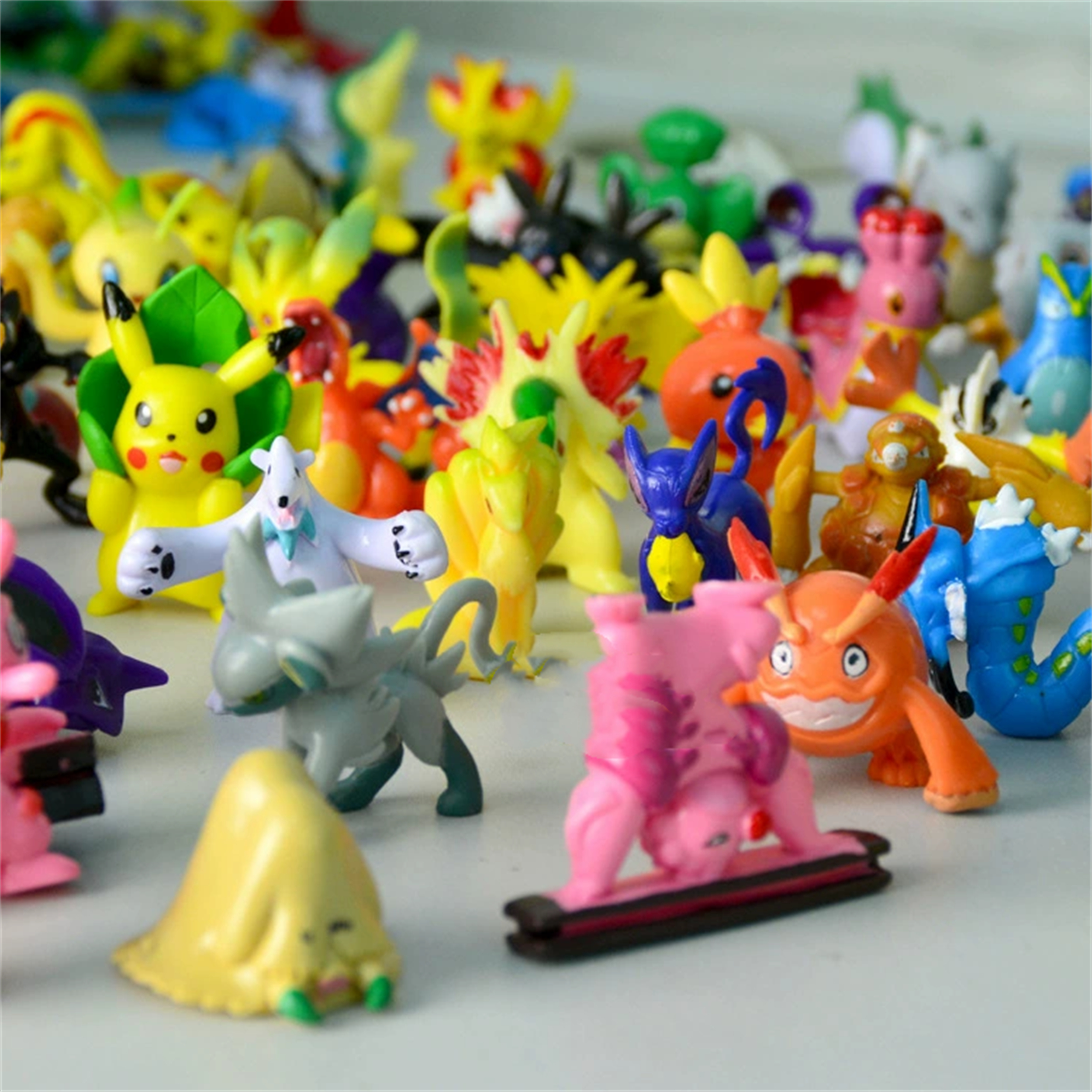 Nahaufnahme einer Sammlung von Pokemon-Figuren. Pikachu und andere bunte Figuren werden gezeigt.