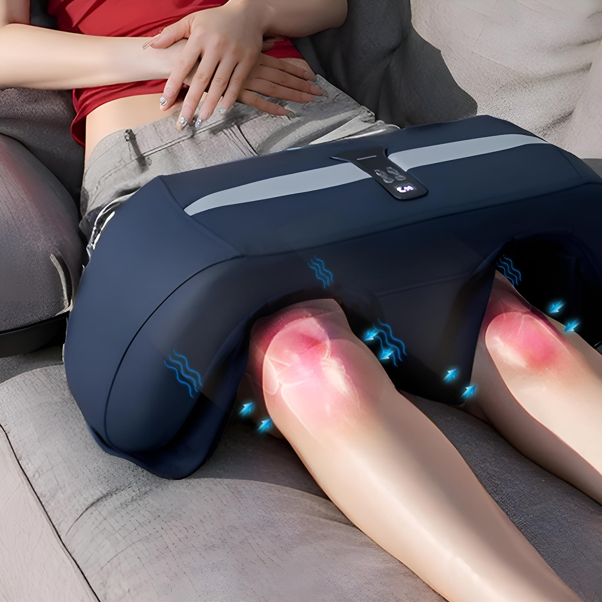 Eine Frau benutzt ein blaues Massagegerät an ihren Beinen. Hitzewellen sind auf ihren Knien zu sehen.