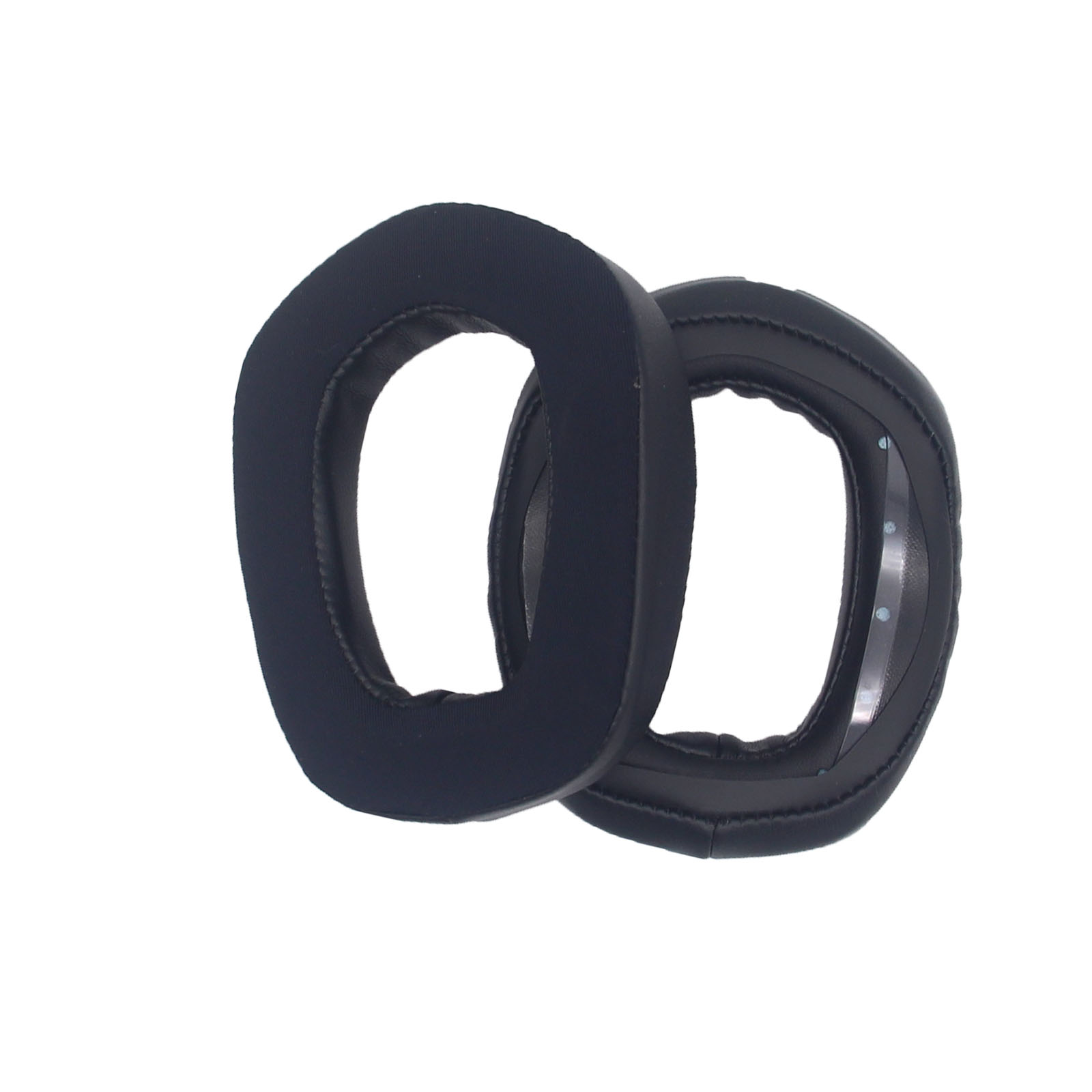 Due cuscinetti auricolari neri per cuffie, angolati e di lato, su sfondo bianco.