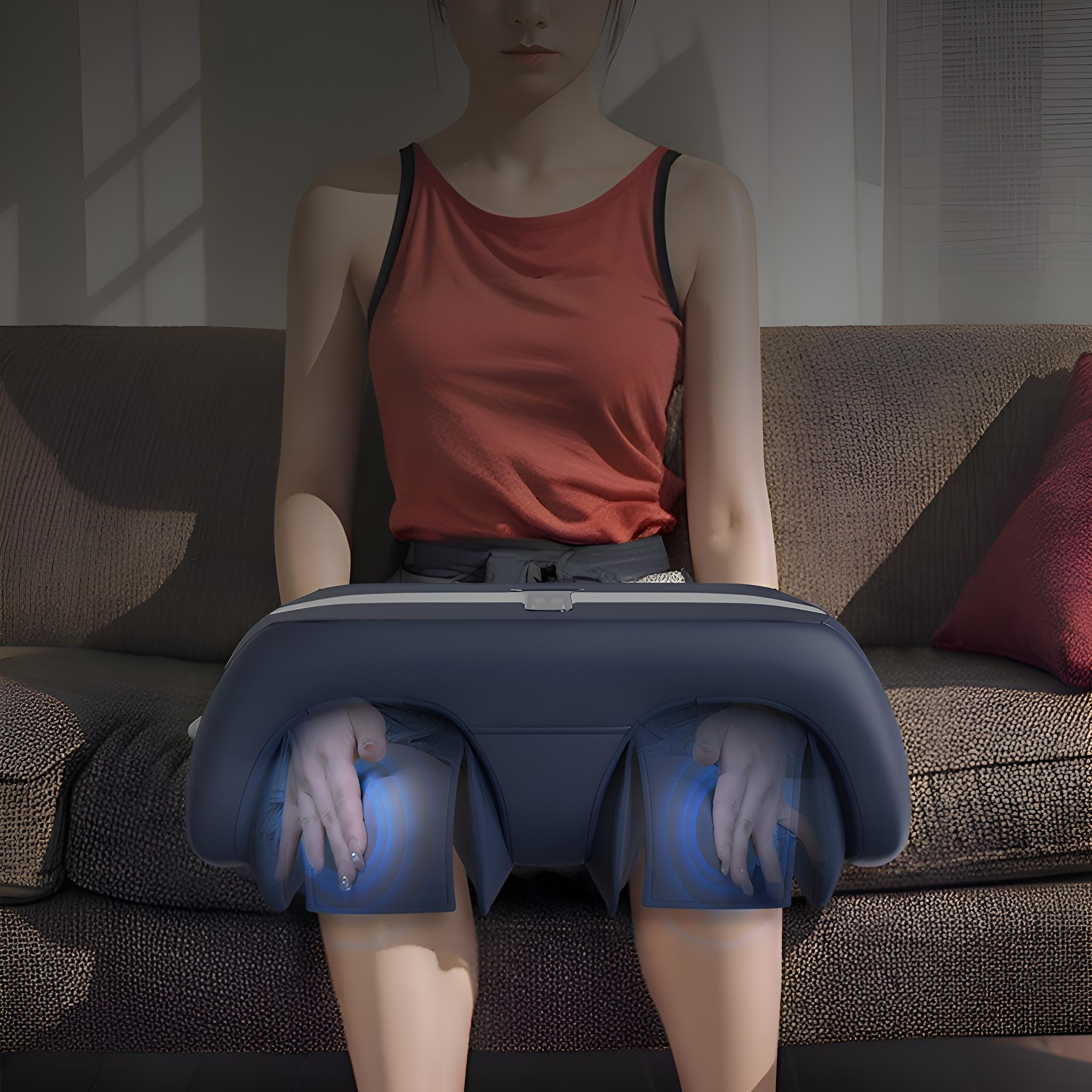Frau benutzt ein Beinmassagegerät. Sie sitzt auf einer Couch. Das Massagegerät ist blau und dunkelblau.