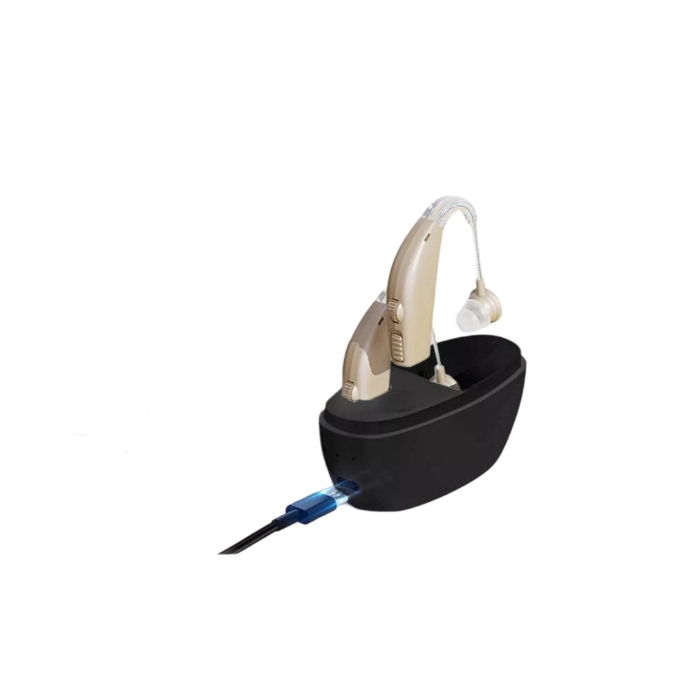 Ein Hörgerät in einer schwarzen Ladestation mit angeschlossenem USB-Kabel, vor weißem Hintergrund.