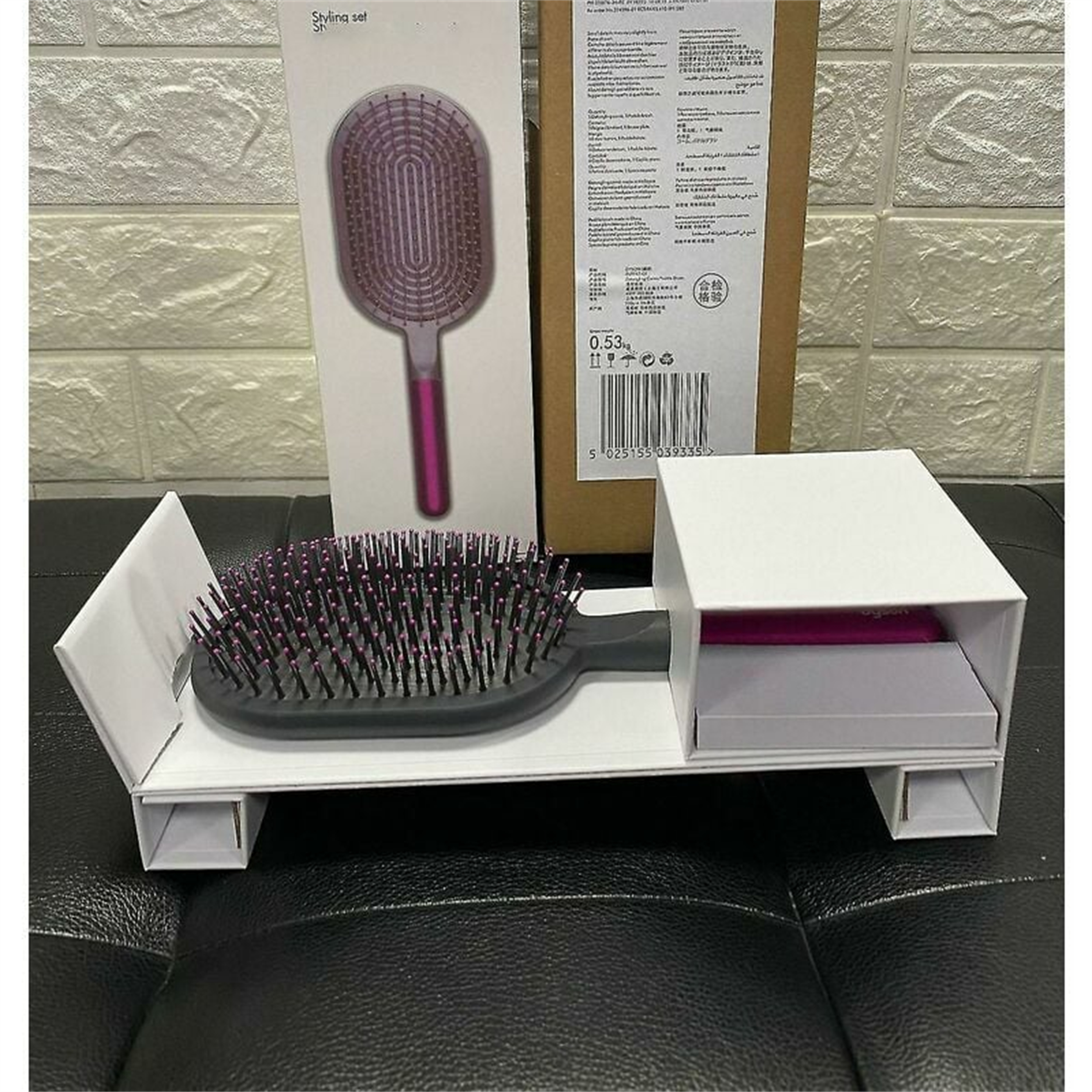 Ein Haarstyling-Bürstenset mit Bürste und Kartonverpackung.