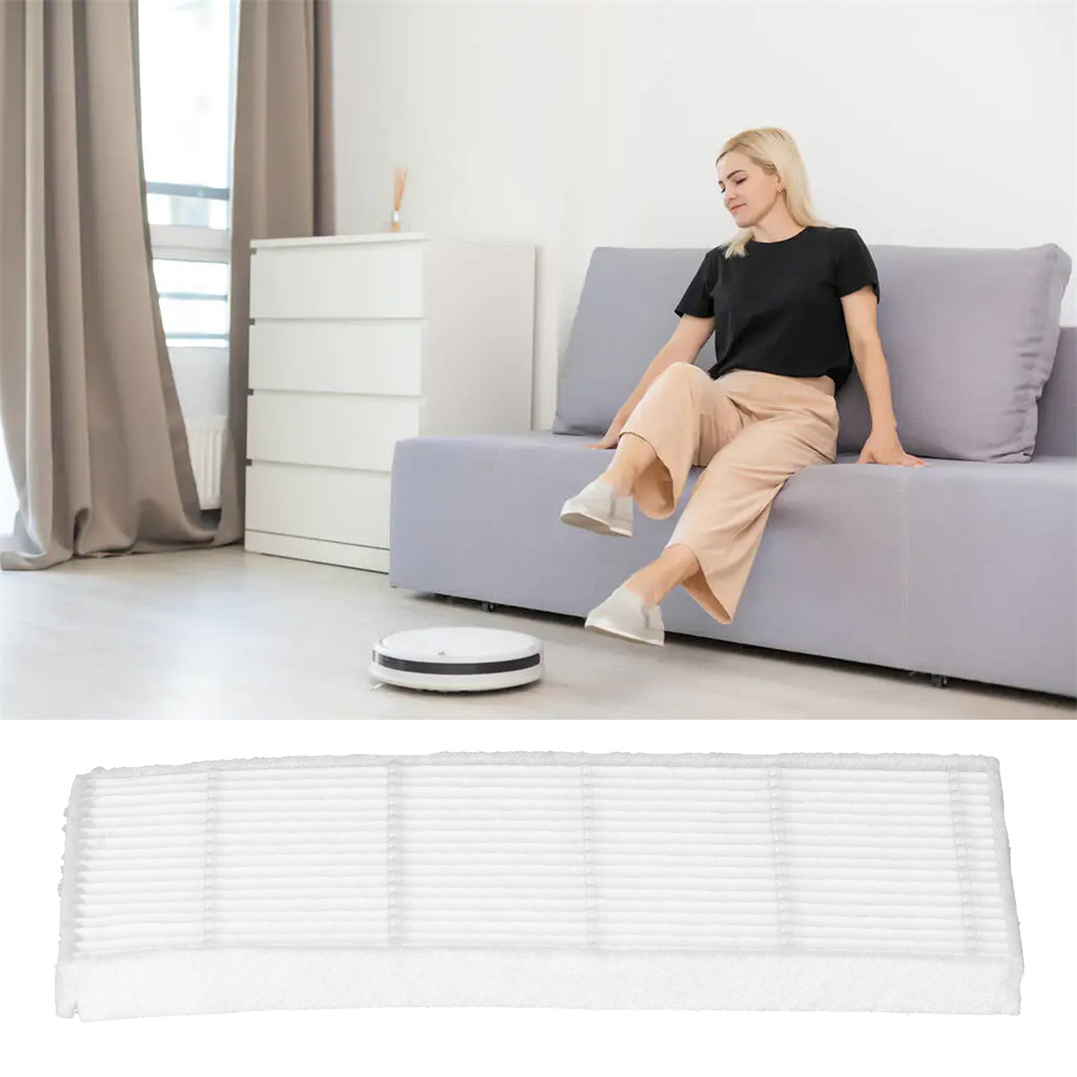 Frau sitzt auf einem grauen Sofa, Roboter-Staubsauger auf dem Boden und ein weißer Filter im Vordergrund.