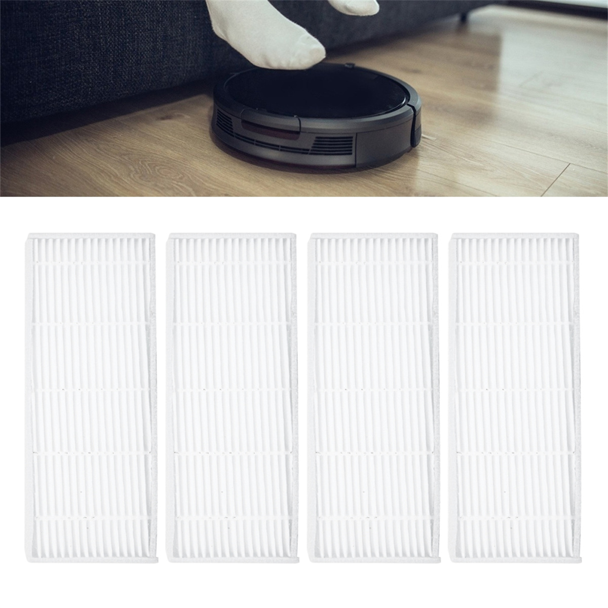 Ein Roboter-Staubsauger und vier Filter. Der Staubsauger steht auf dem Boden, Füße sind sichtbar.