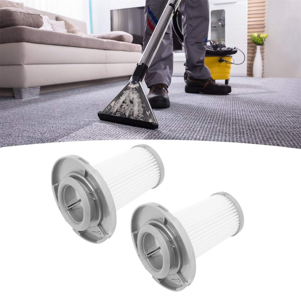 Eine Person, die einen Teppich mit einem Staubsauger reinigt. Zwei Staubsaugerfilter liegen in der Nähe auf dem Boden.