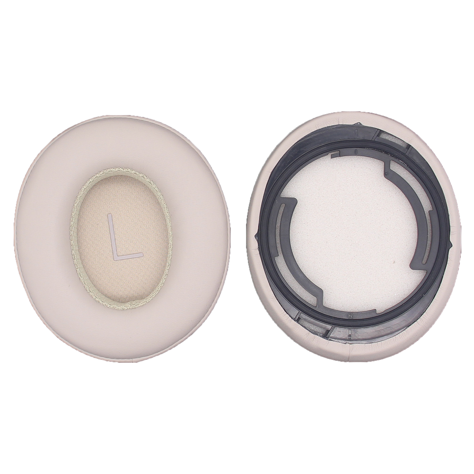 Due cuscinetti auricolari beige. Uno ha una 'L' al centro, l'altro una cornice nera.