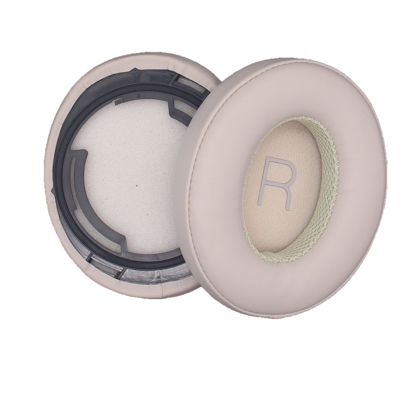 Due cuscinetti auricolari beige per cuffie, uno aperto, che rivela plastica nera e schiuma.
