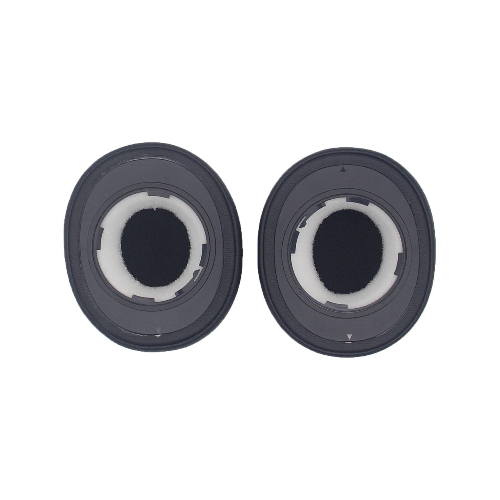 Dwie poduszki do słuchawek, czarne z białą pianką wewnętrzną, na białym tle.