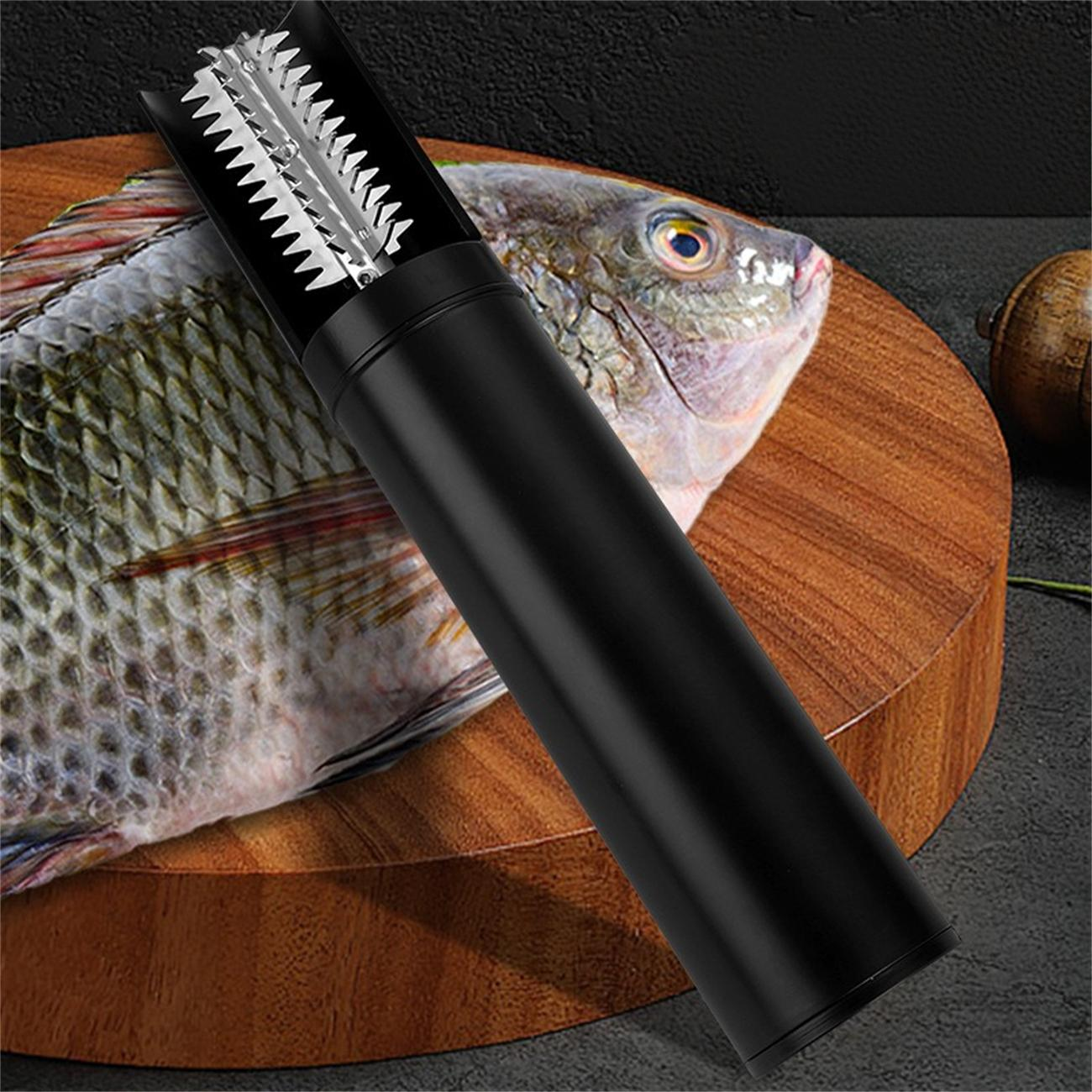 Ein schwarzes Fischschuppenwerkzeug reinigt einen Fisch auf einem Holzbrett. Fischschuppen sichtbar. Dunkler Hintergrund.