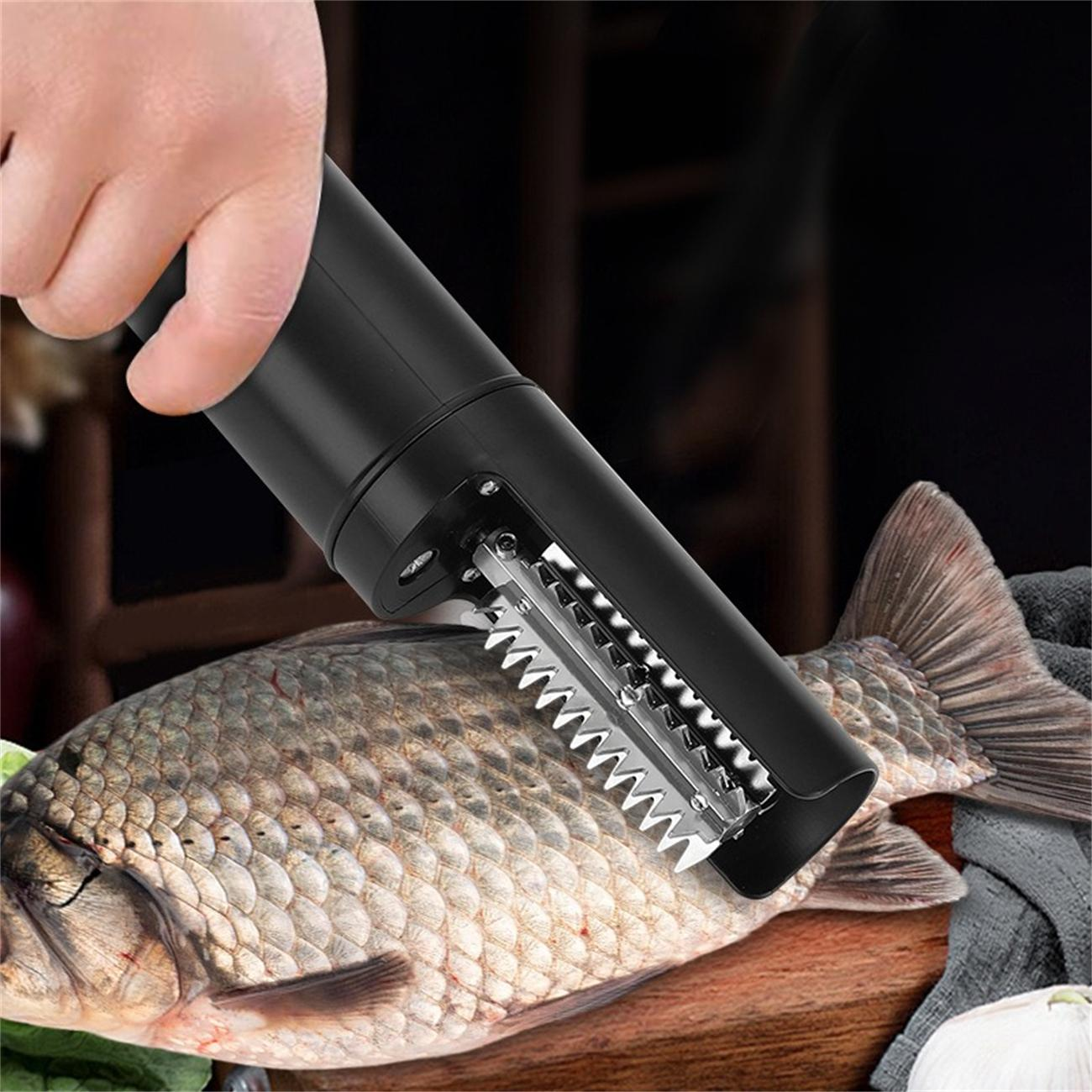 Hand benutzt ein schwarzes Fischschuppenwerkzeug an einem Fisch. Nahaufnahme. Fisch auf Holzbrett.