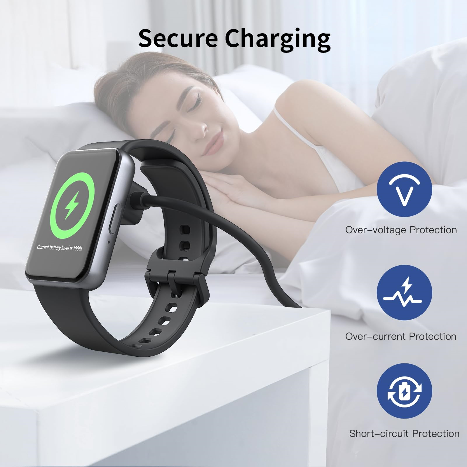 Eine Smartwatch wird auf einem Tisch geladen. Im Hintergrund schläft eine Frau. Symbole zeigen den Schutz.
