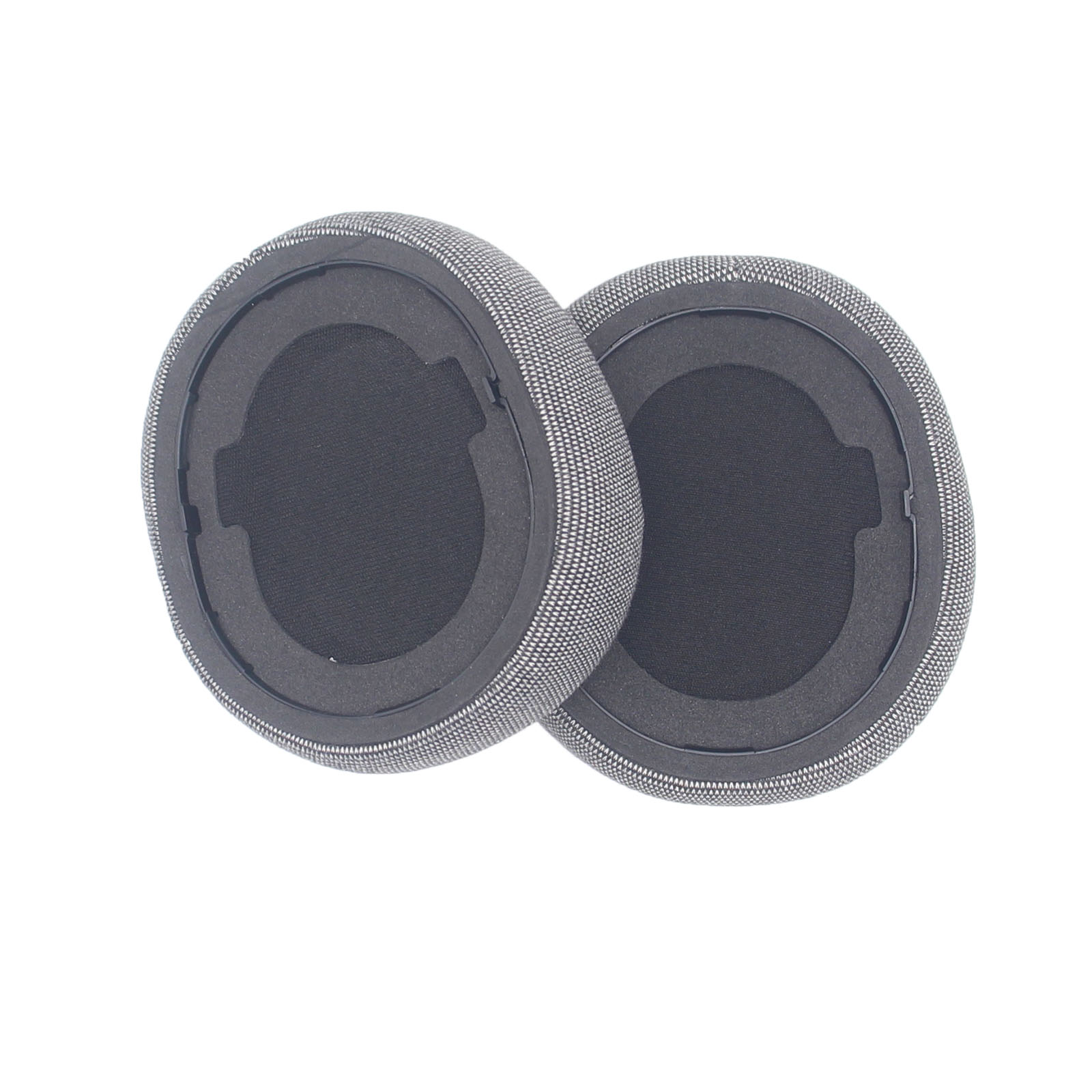 Due cuscinetti auricolari per cuffie. Sono grigio scuro con un anello esterno in tessuto maculato e un centro nero.