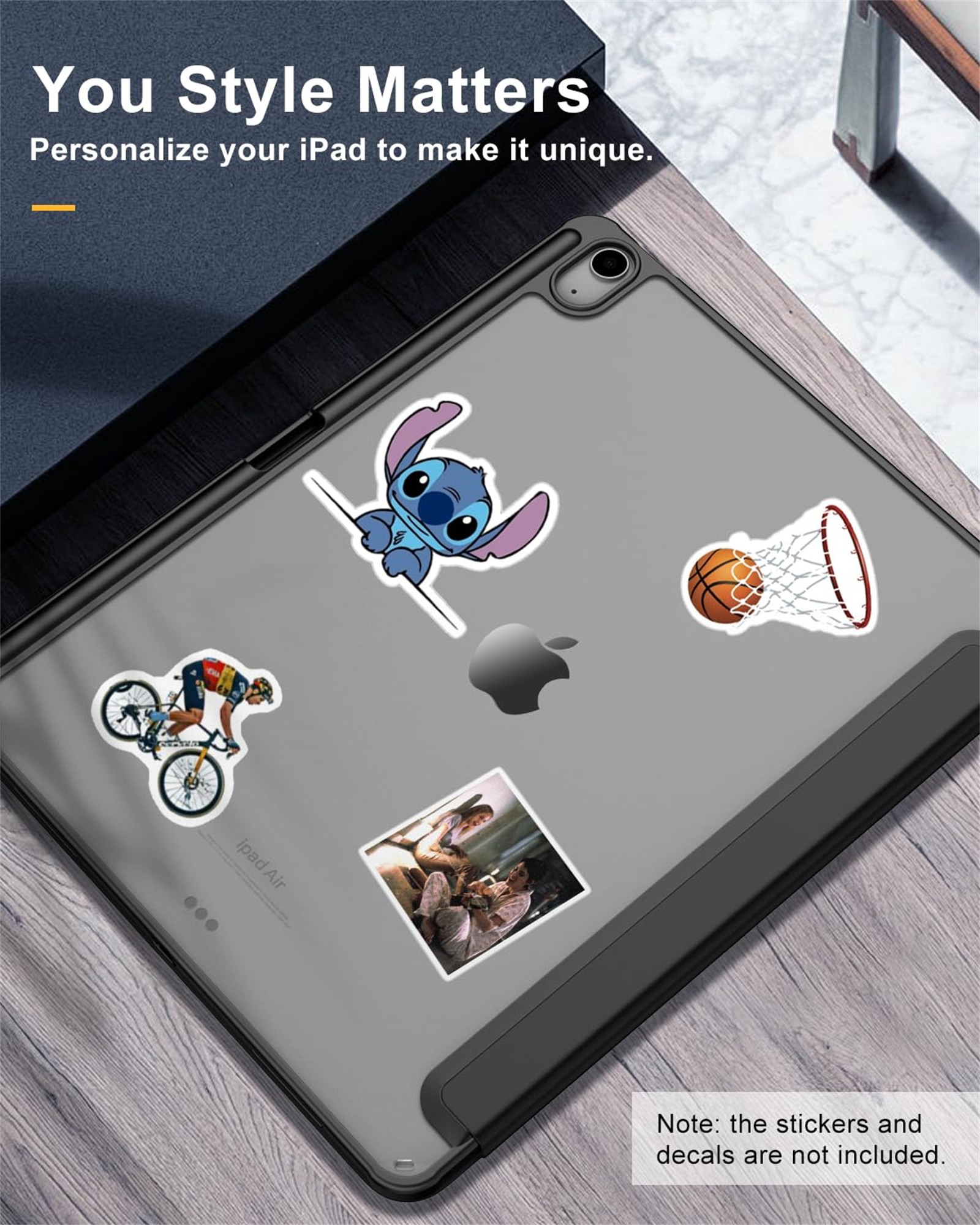iPad mit Aufklebern auf der Rückseite, zeigt Stitch, Basketball und andere Aufkleber. Die Hülle ist durchsichtig.