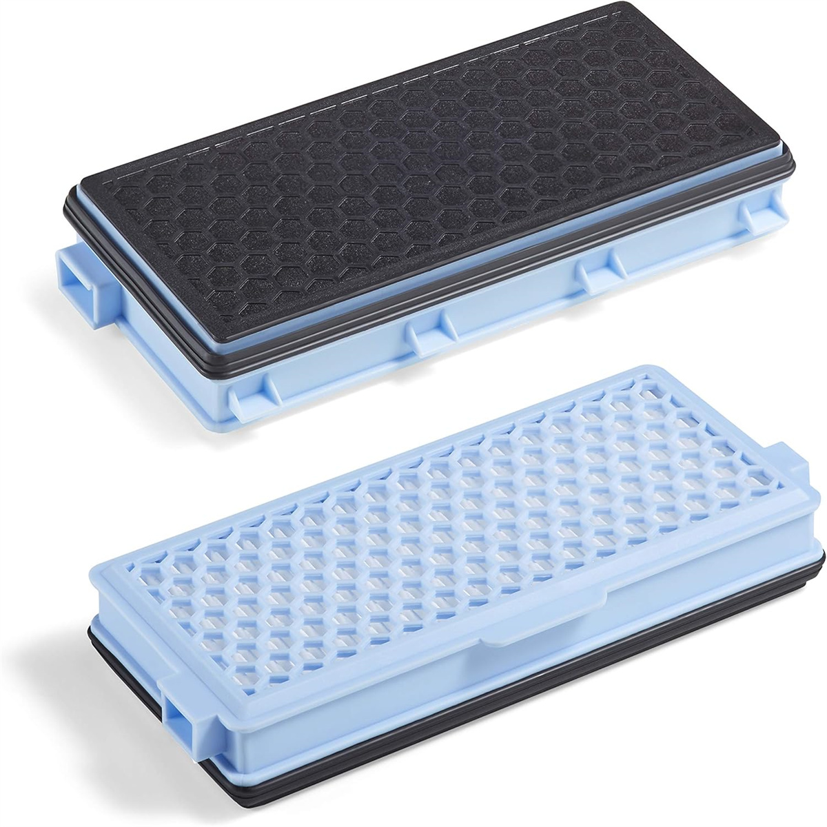 Zwei Filter, einer schwarz und einer blau, für ein Gerät. Der obere hat ein Wabenmuster.