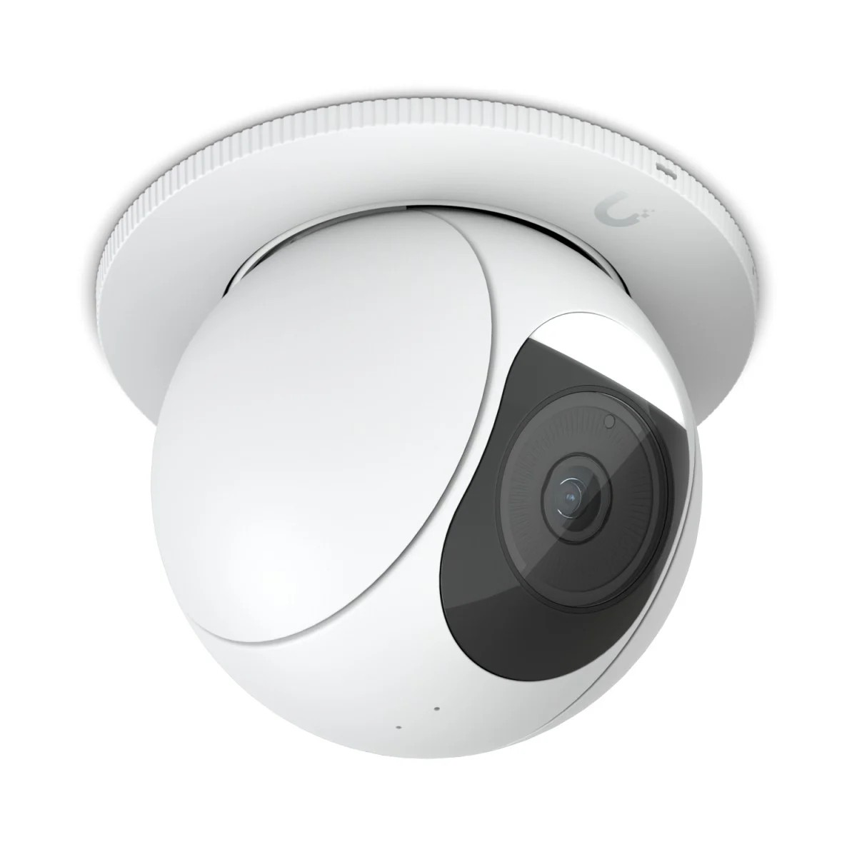 Una telecamera di sicurezza bianca con una lente nera è montata su un soffitto. La telecamera ha una forma a cupola.
