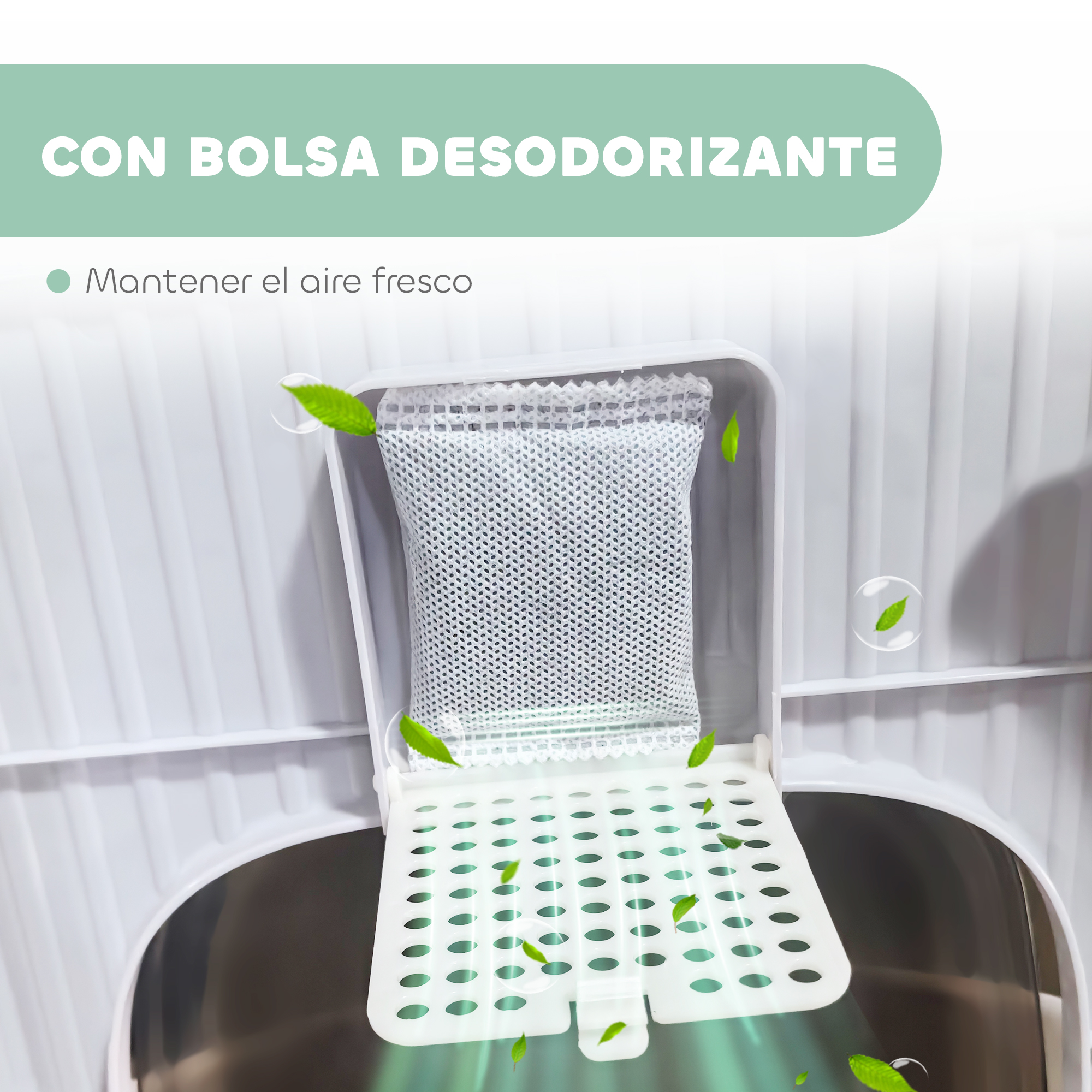 Una bolsa blanca de desodorante está dentro de una caja de arena para gatos, con un fondo verde.