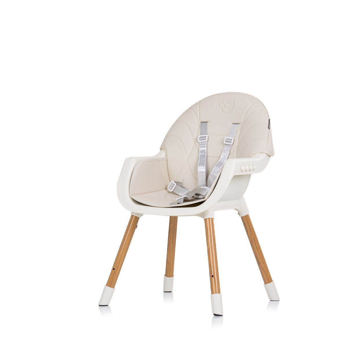 Beige Hochstuhl mit Holzbeinen und Sicherheitsgurt. Er steht vor weißem Hintergrund.