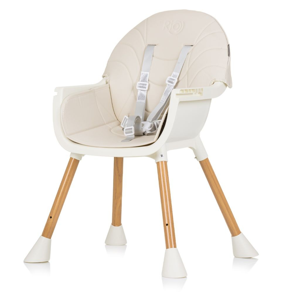 Hochstuhl für ein Baby, mit beigem Sitz und hellen Holzbeinen.