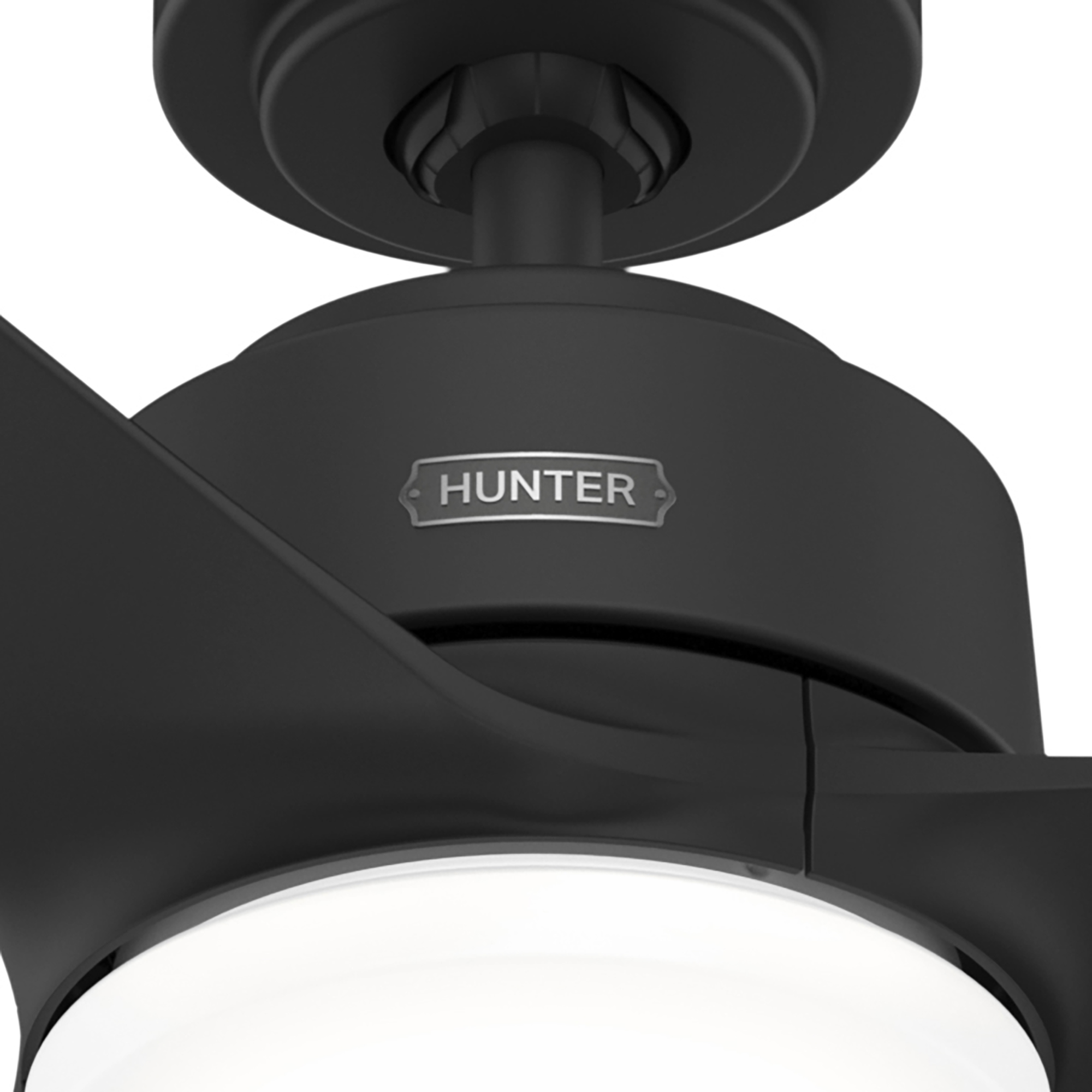 Schwarzer Deckenventilator mit drei Flügeln, einem zentralen Licht und Hunter-Logo.