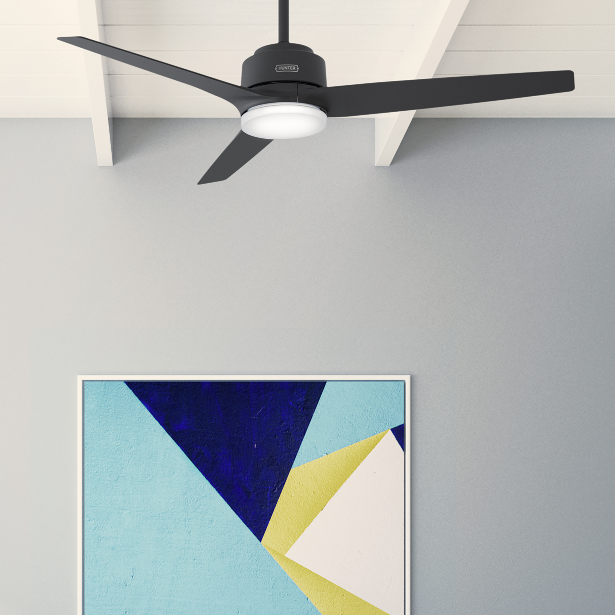 Deckenventilator mit schwarzen Flügeln und weißem Licht, an grauer/blauer Wand montiert.