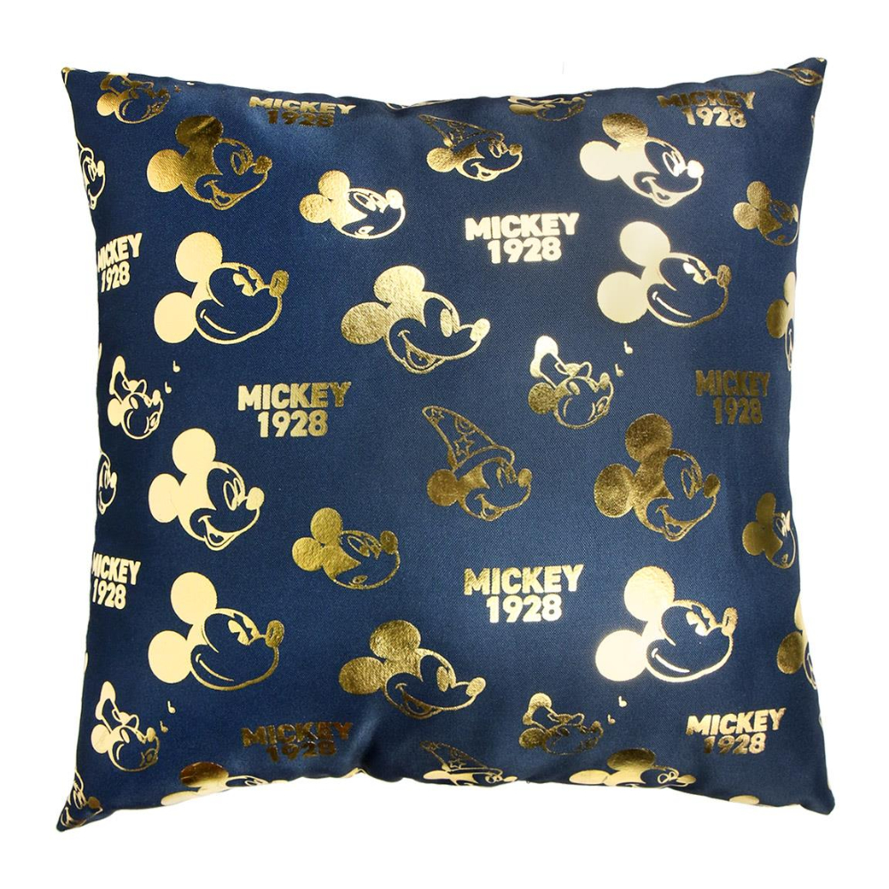 Cojín azul marino con cabezas doradas de Mickey Mouse y texto 'Mickey 1928'.