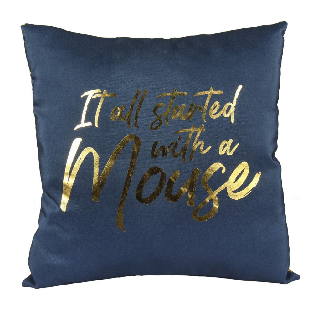 Cojín azul marino con texto dorado: 'It all started with a Mouse'.