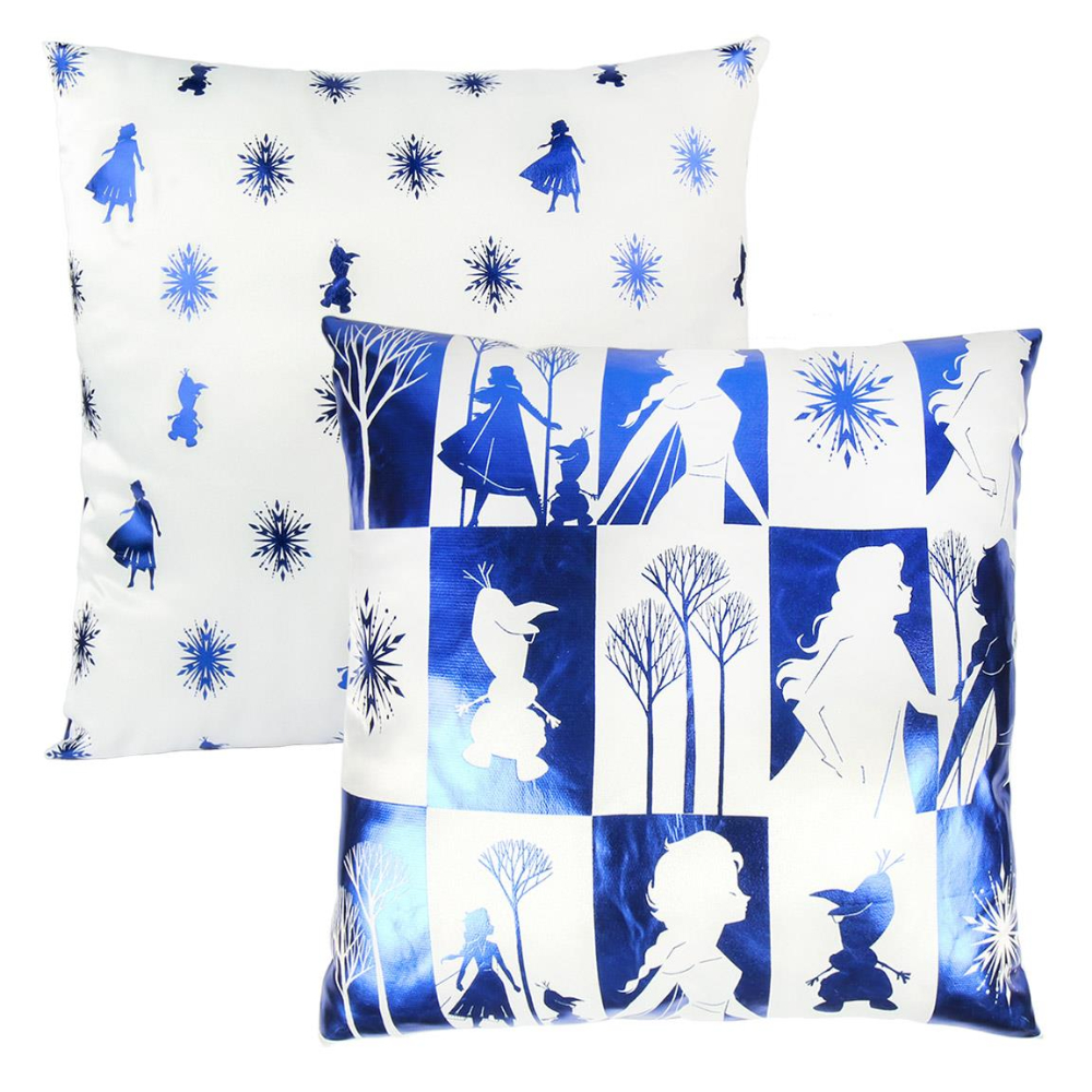 Dos almohadas cuadradas con personajes de Frozen y copos de nieve. Una almohada con personajes, la otra con copos de nieve.