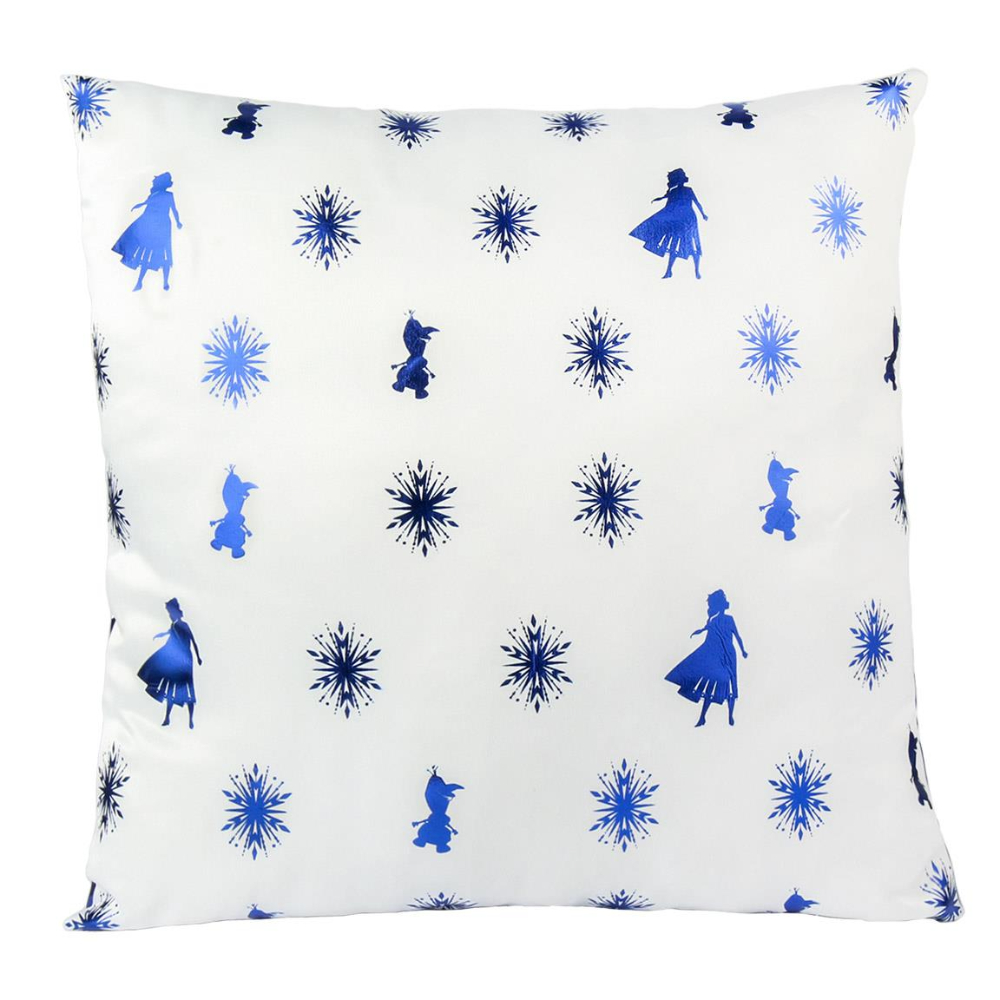Una almohada cuadrada con un tema de Frozen. Presenta imágenes de Elsa, Olaf y copos de nieve en azul sobre un fondo blanco.