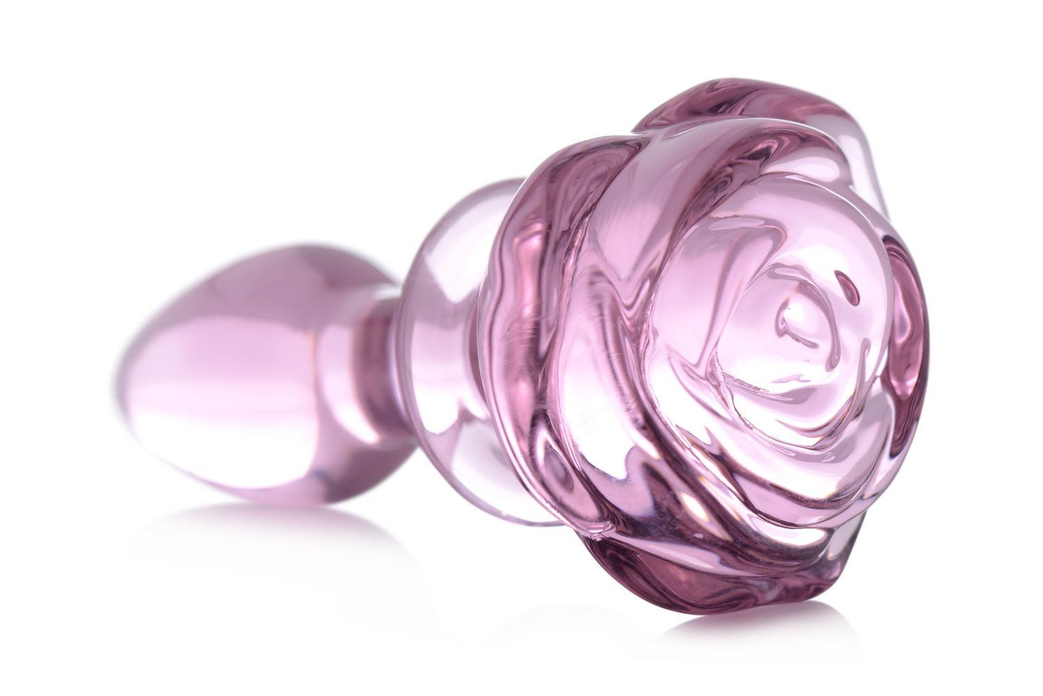 Ein rosa Glas-Butt-Plug in Rosenform. Es befindet sich auf einer weißen Oberfläche.