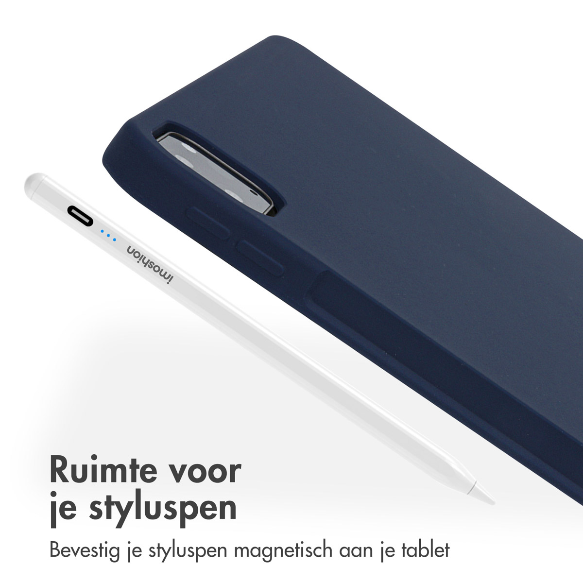 Blauwe tablethoes en witte styluspen. Pen ligt op de hoes. Tekst: Ruimte voor je styluspen.