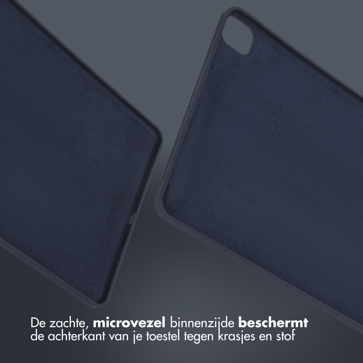 Close-up van een blauwe tablethoes. Toont de binnenkant. Tekst: Zachte microvezel beschermt.